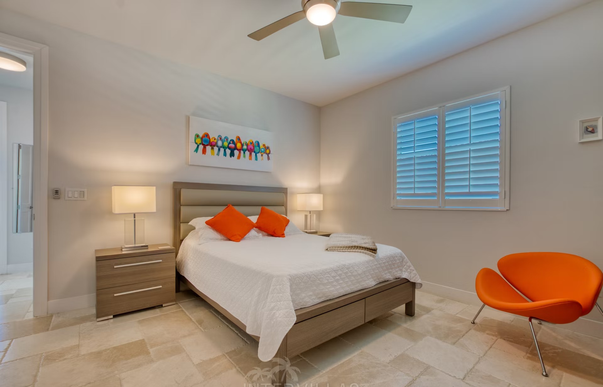 Moderner Poolbereich mit Jacuzzi und überdachter Terrasse am Kanal.