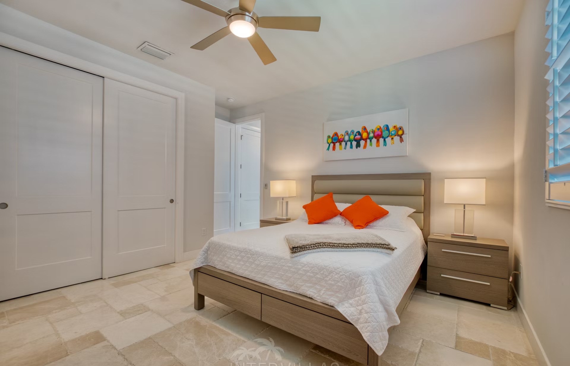 Moderne Villa am Kanal mit privatem Bootsdock und Poolbereich mit Spa.