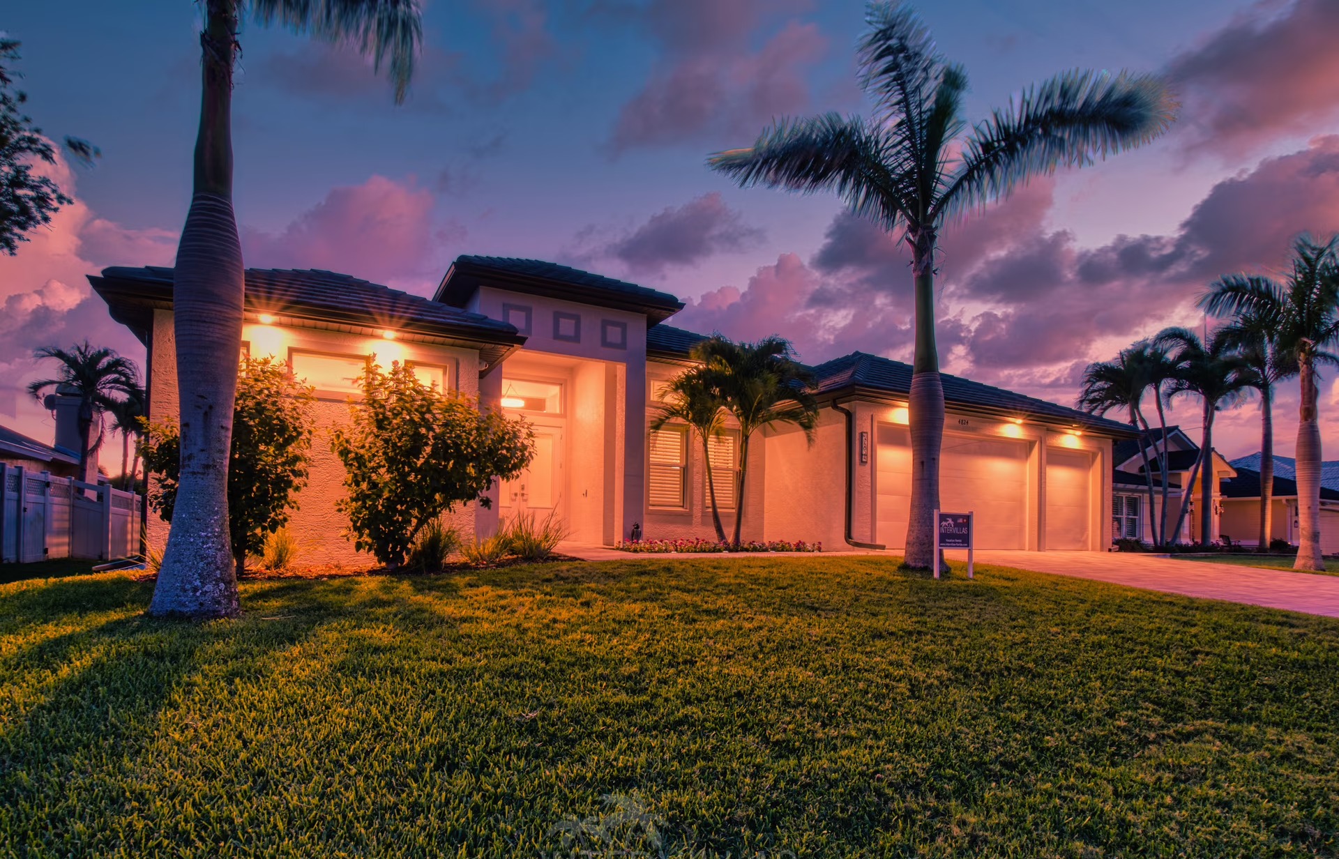 Moderner Poolbereich mit Jacuzzi und überdachtem Sitzplatz am Kanal.