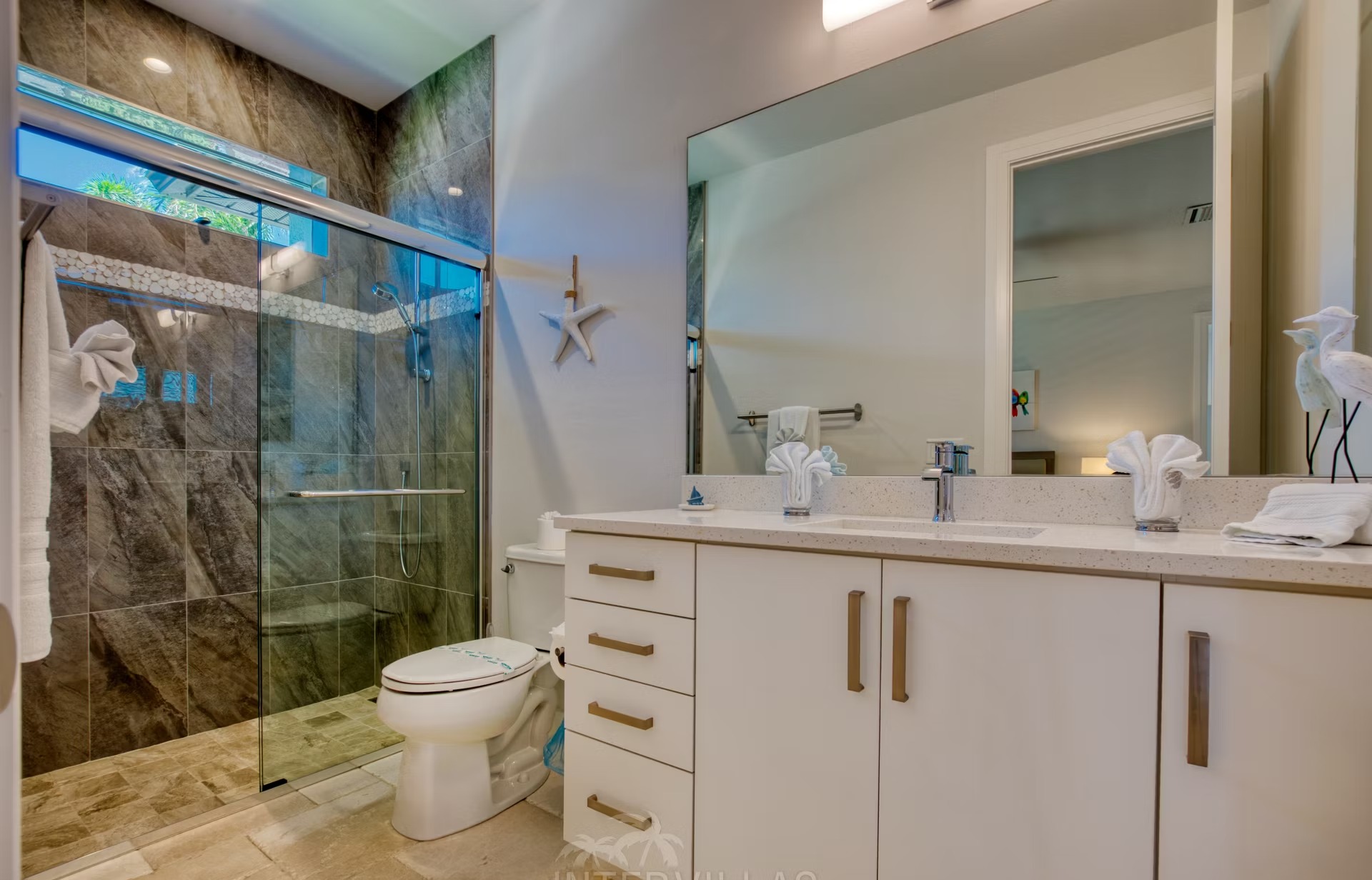 Moderne Villa am Kanal mit privatem Bootsdock sowie Pool- und Spa-Bereich mit überdachter Terrasse und Gasgrill.