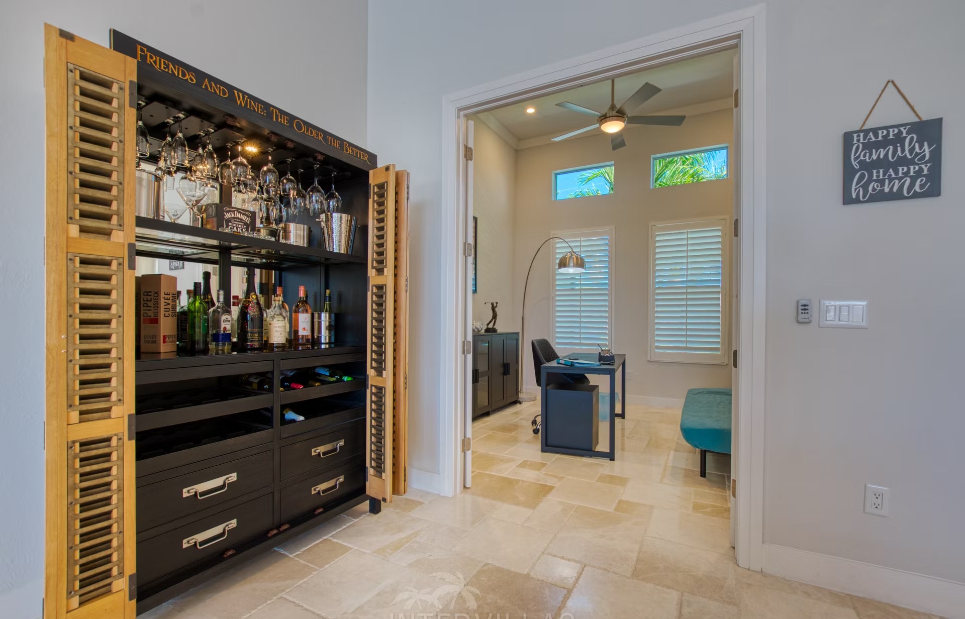 Überdachter Sitzbereich mit Outdoorküche und Gasgrill am Poolbereich.