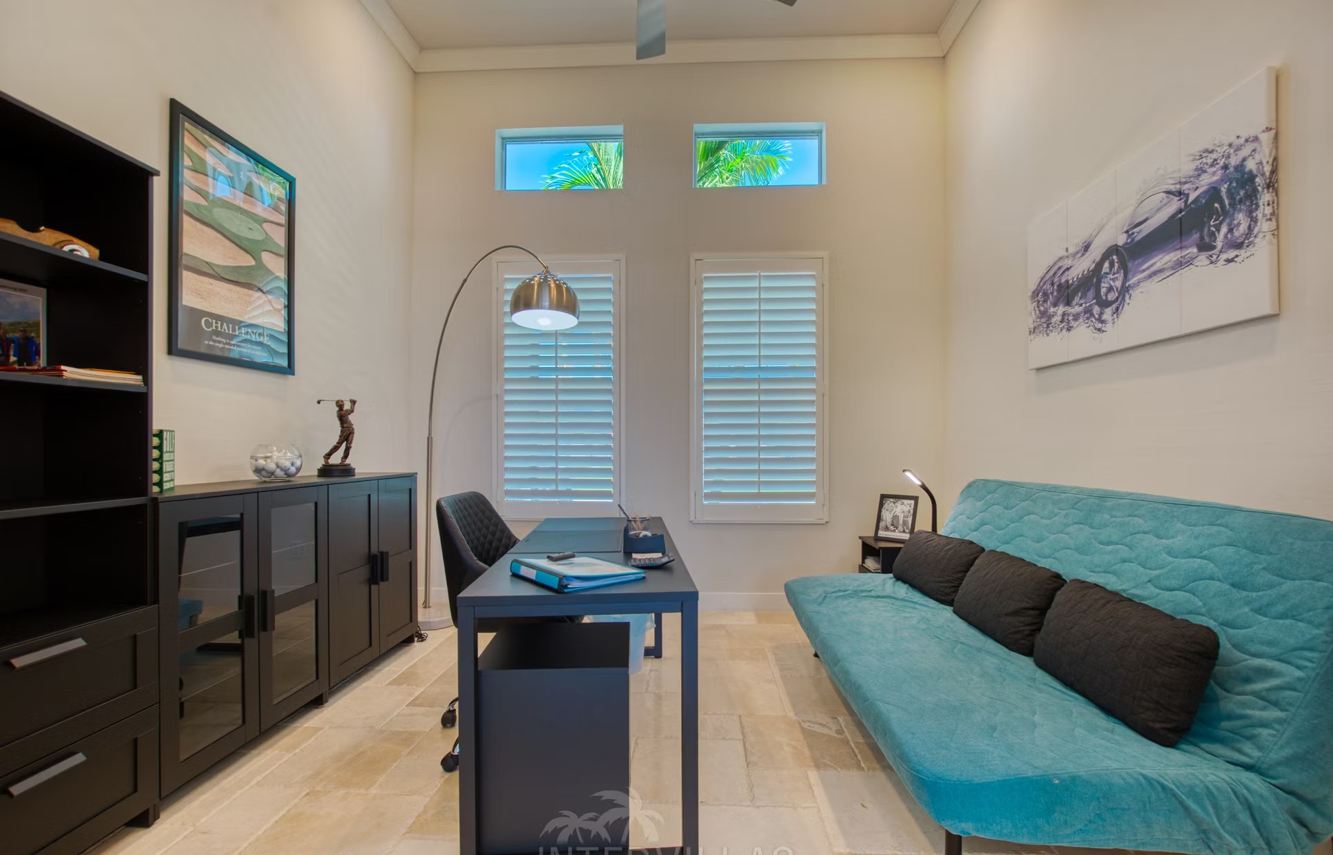 Westlich ausgerichteter Poolbereich mit beheiztem Pool, Jacuzzi und überdachtem Sitzplatz am Kanal.