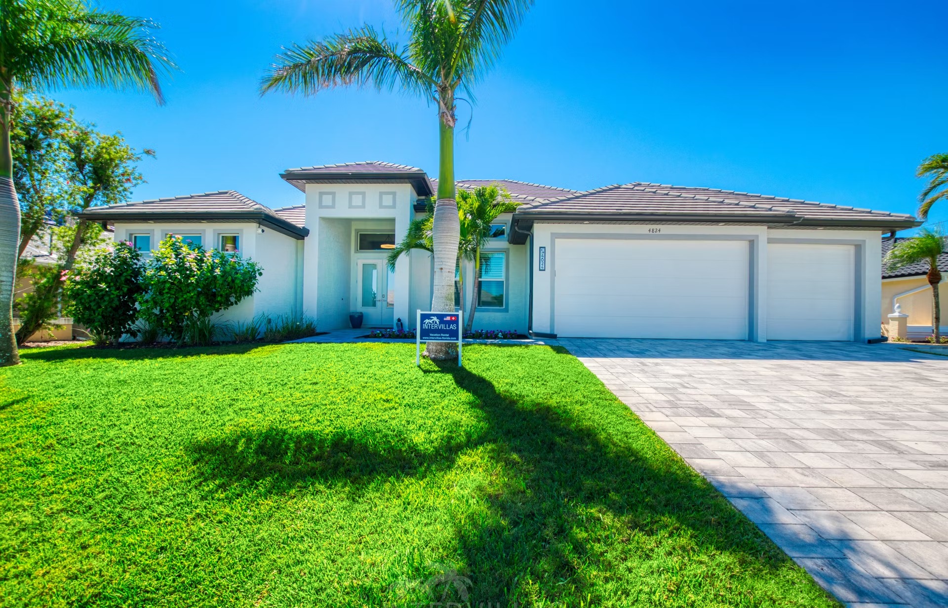 Überdachter Sitzbereich mit Outdoorküche und Gasgrill am Poolbereich.