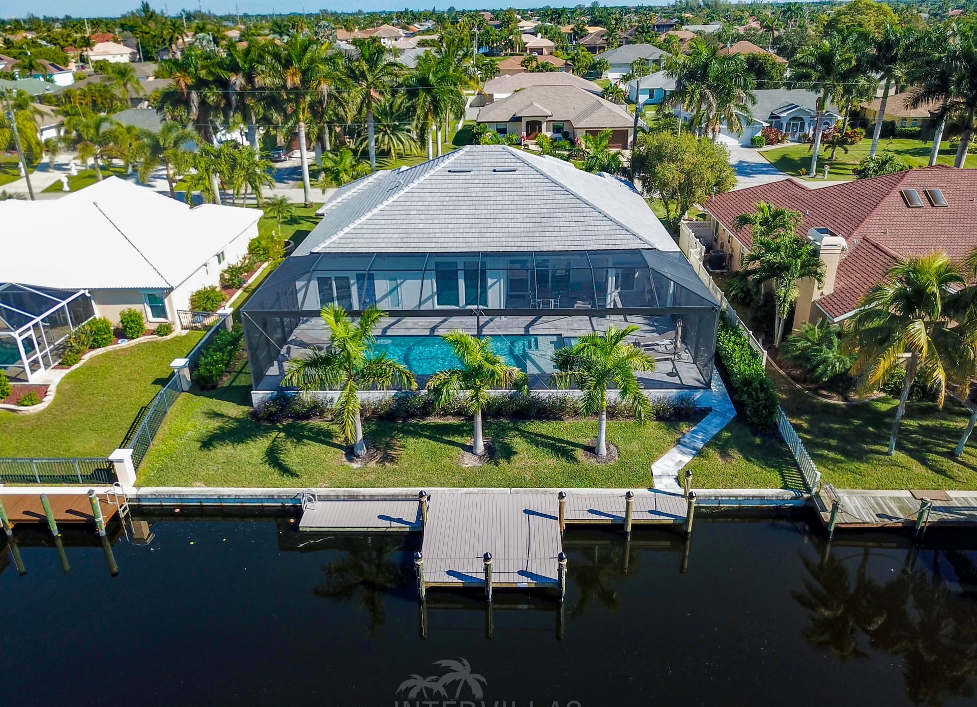 Überdachter Poolbereich mit beheiztem Pool, Jacuzzi und Sitzgruppe am Kanal.