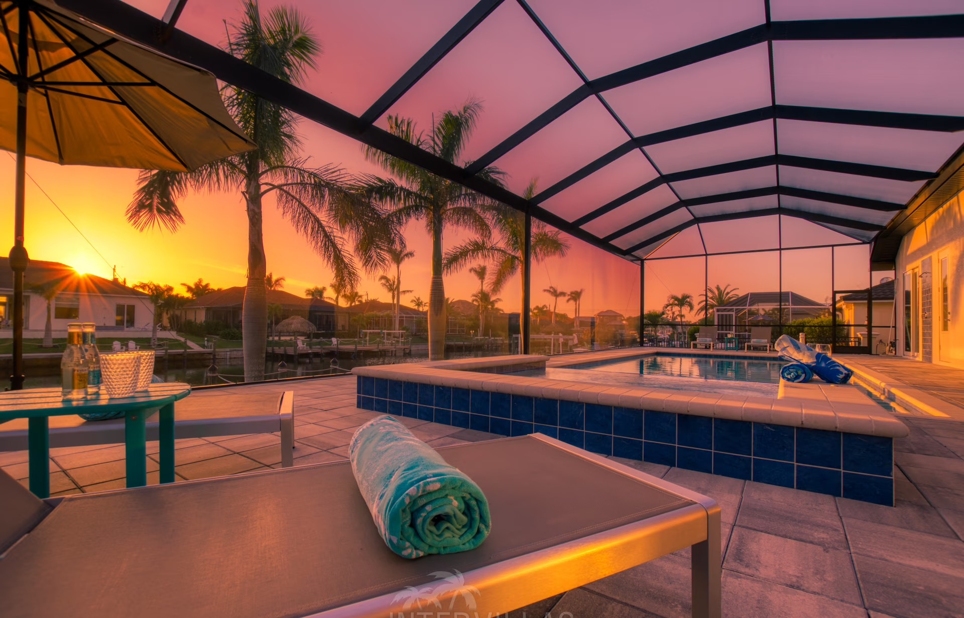 Überdachter Poolbereich mit beheiztem Pool, Spa und Sitzgruppe am Kanal.