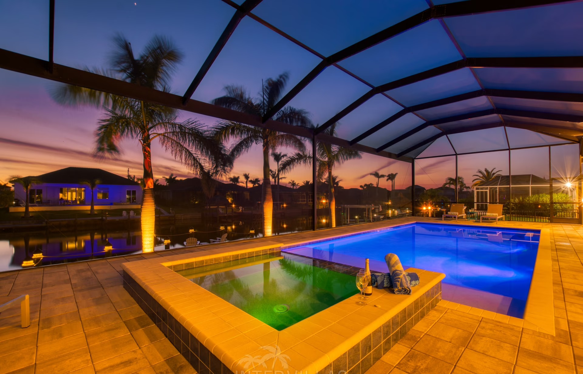 Moderner Poolbereich mit Jacuzzi, Liegen und überdachtem Sitzplatz am Kanal.