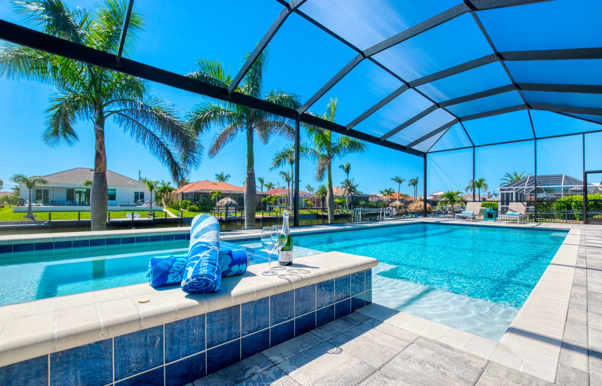 Überdachter Outdoor-Sitzbereich mit Gasgrill und Outdoorküche am Pool.