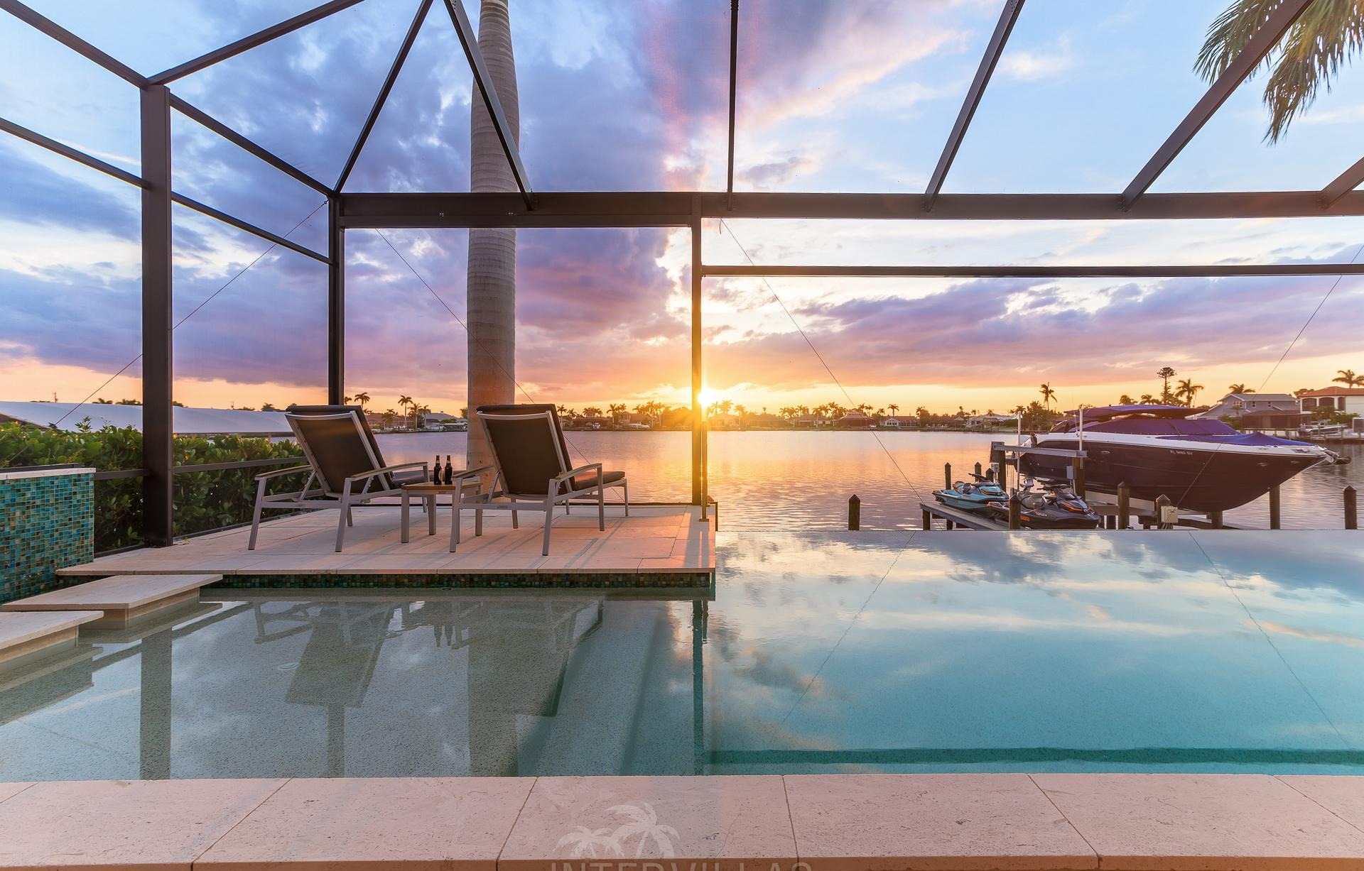 Moderne Villa am Kanal mit Pool, Spa und privatem Bootssteg.