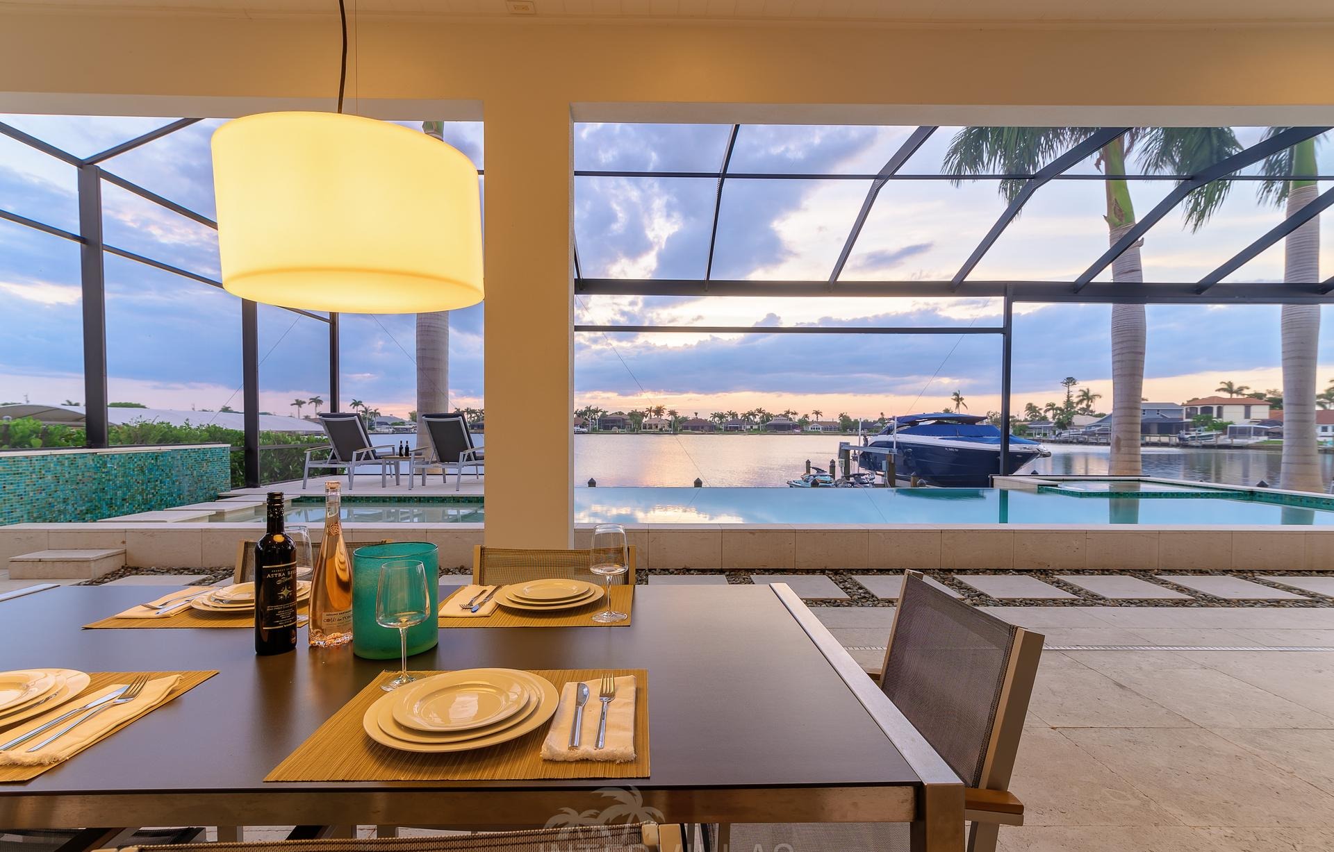 Westlich ausgerichteter Pool mit Spa und Blick auf den Kanal.