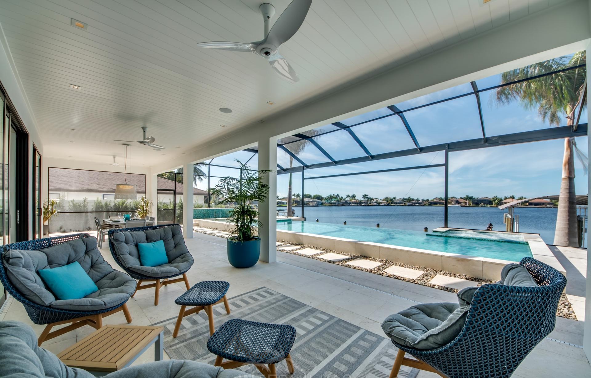 Moderne Villa am Kanal mit Pool, Spa und privatem Bootsdock.