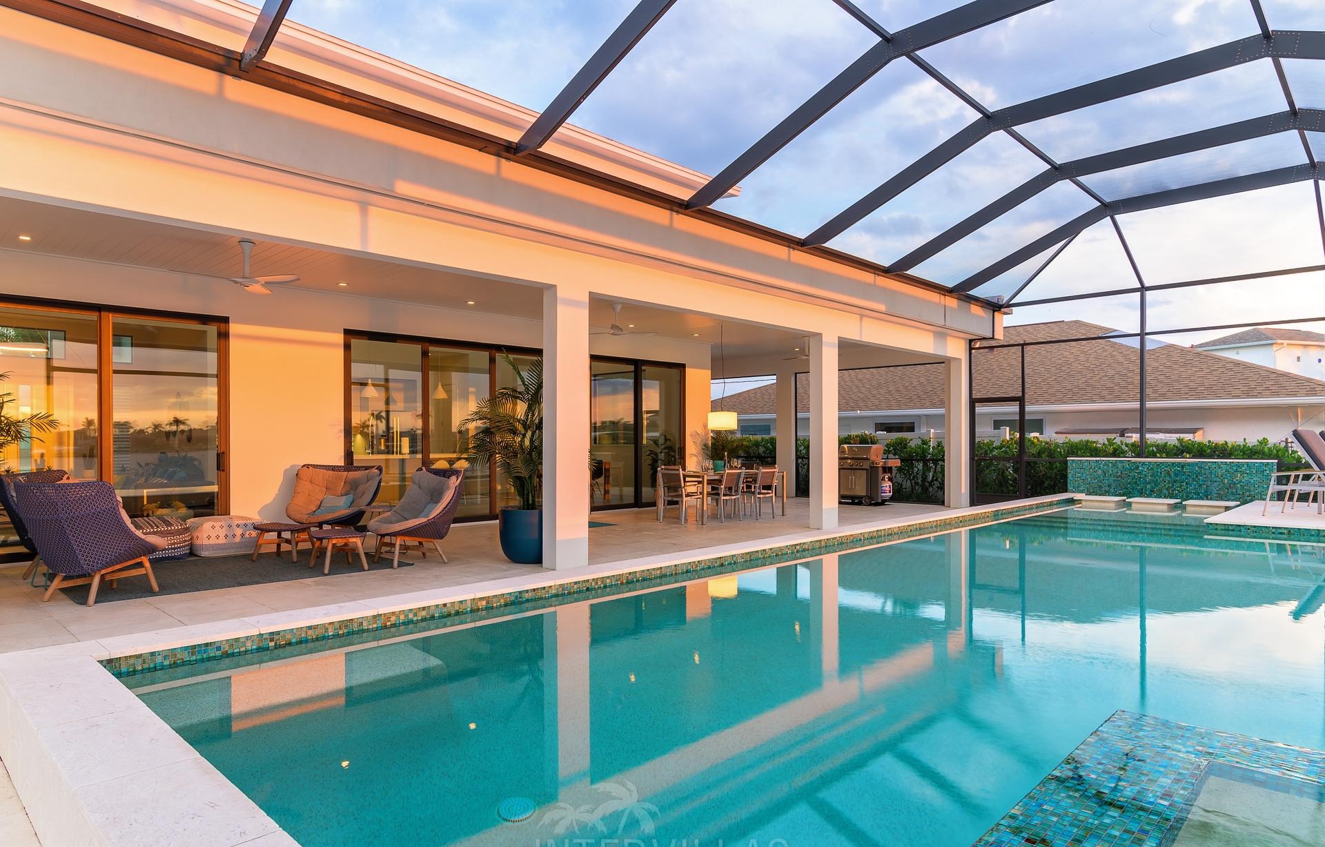 Moderner Poolbereich mit Spa/Jacuzzi und Blick auf den Kanal mit Bootsdock.