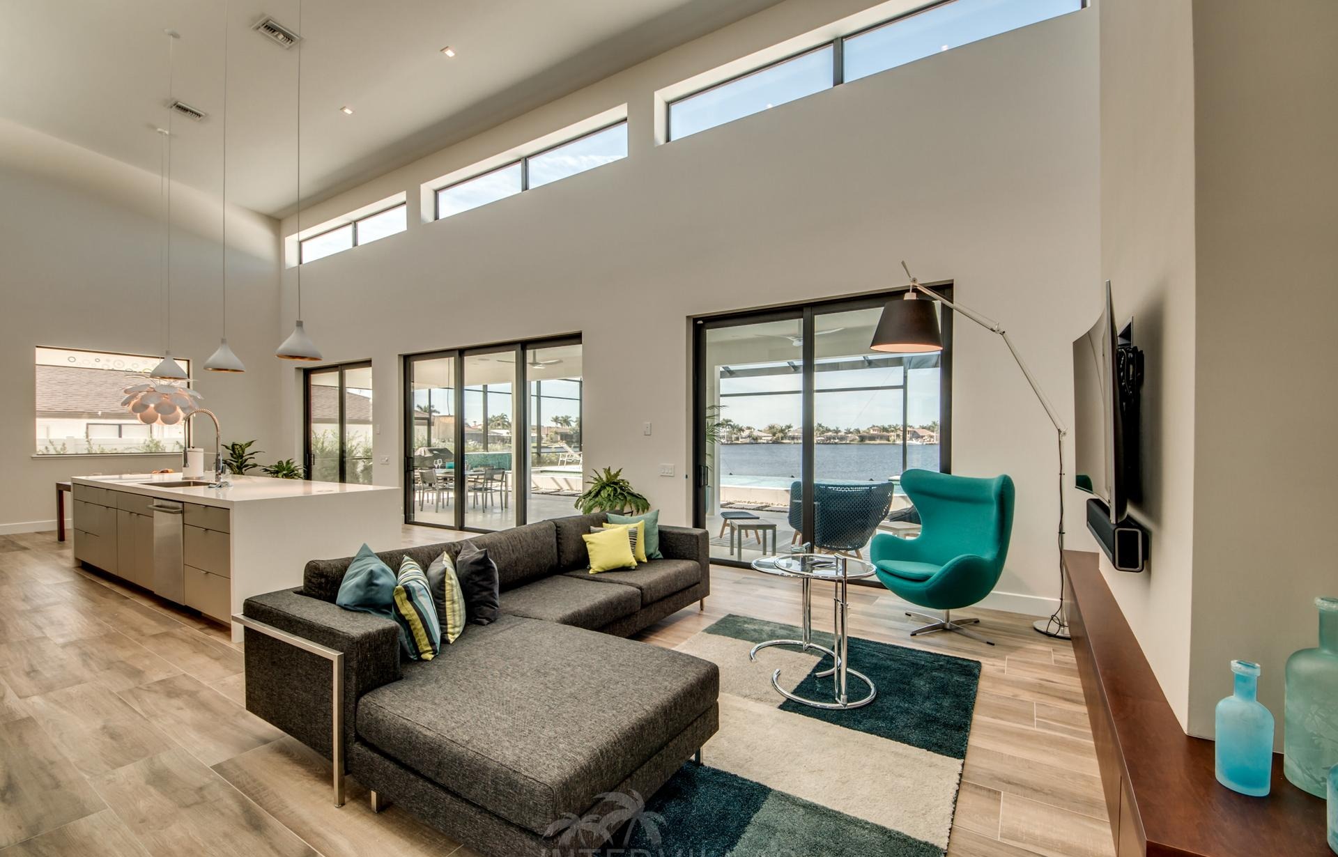 Westlich ausgerichteter Pool- und Spa-Bereich am Kanal mit privatem Bootssteg.