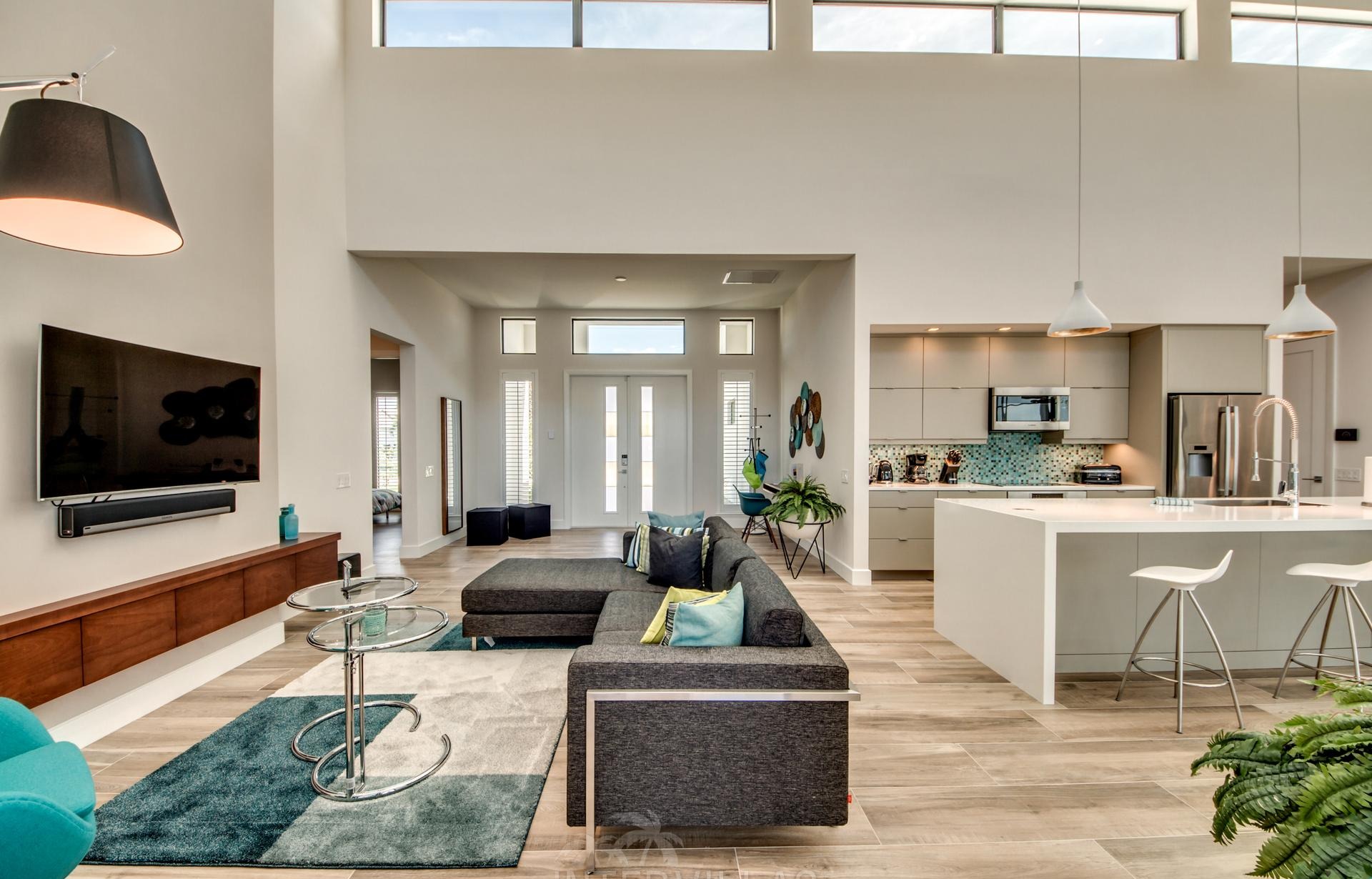 Pool- und Terrassenbereich mit Blick auf den Kanal und privatem Bootssteg