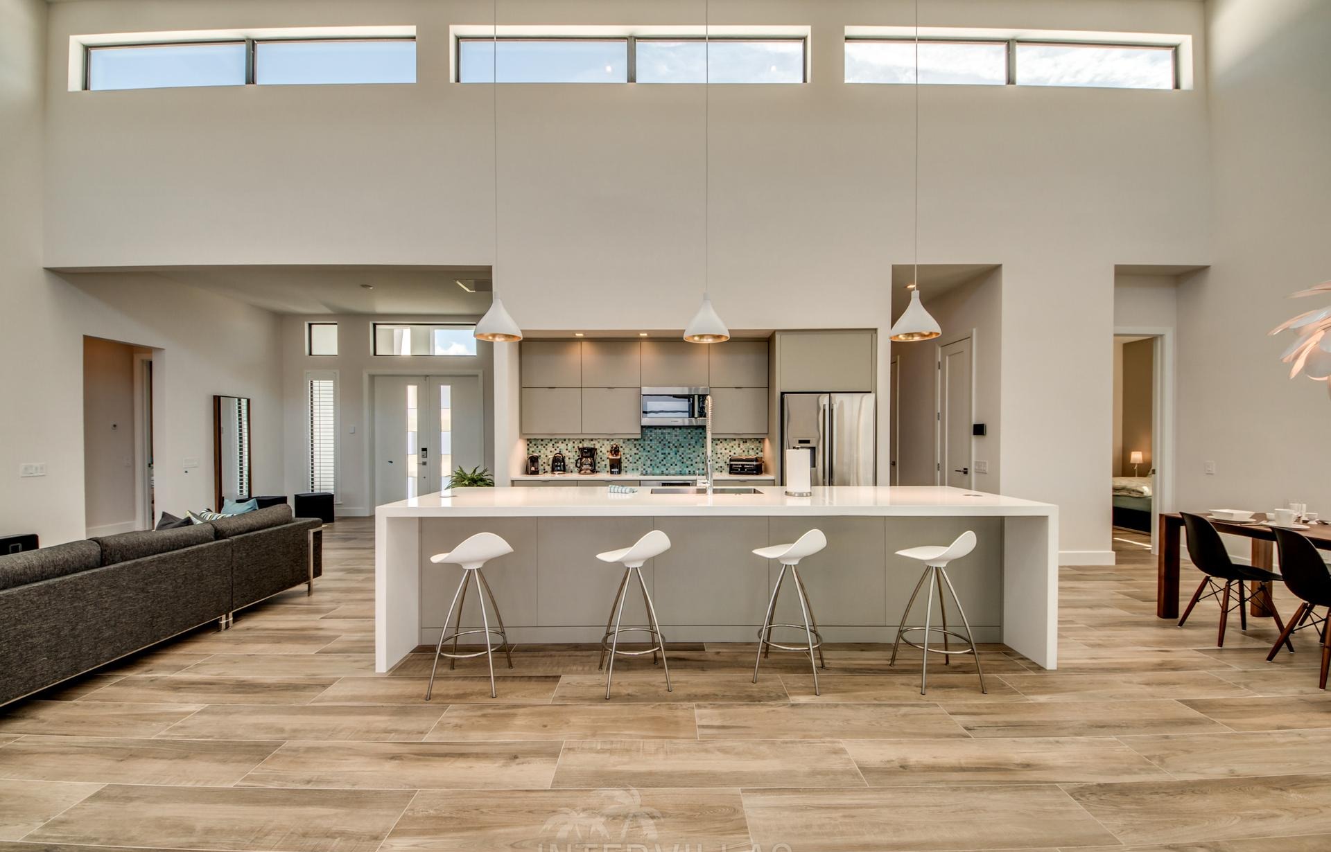 Westlich ausgerichteter Pool mit Spa und Blick auf den Kanal.