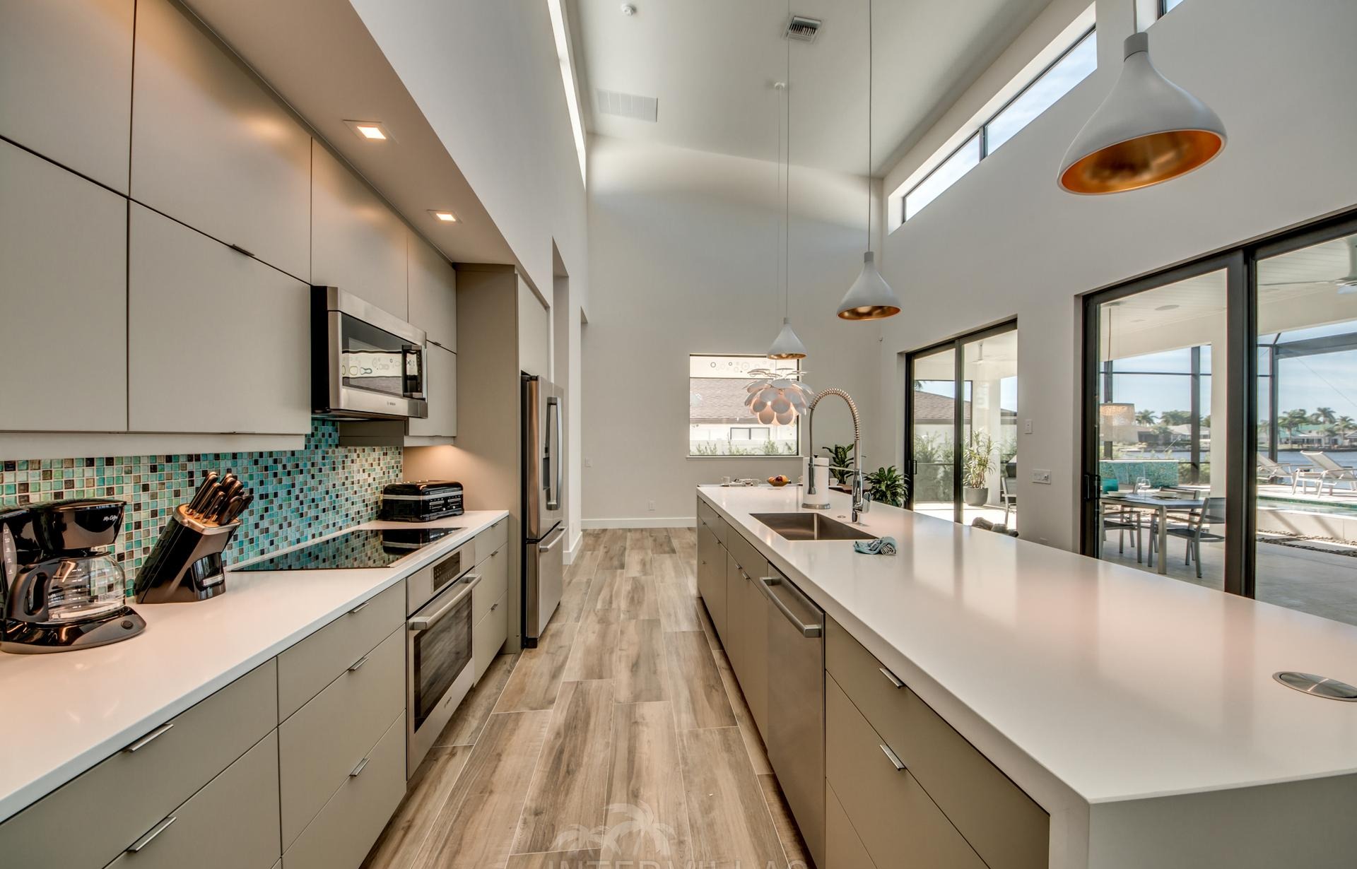 Moderner Poolbereich mit Spa/Jacuzzi und Blick auf den Kanal mit privatem Bootsdock.