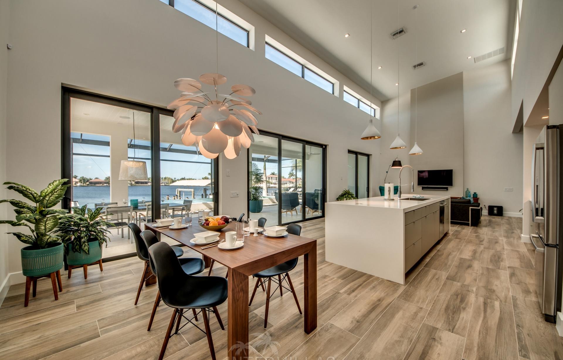 Moderne Villa am Kanal mit Pool, Spa und privatem Bootssteg.