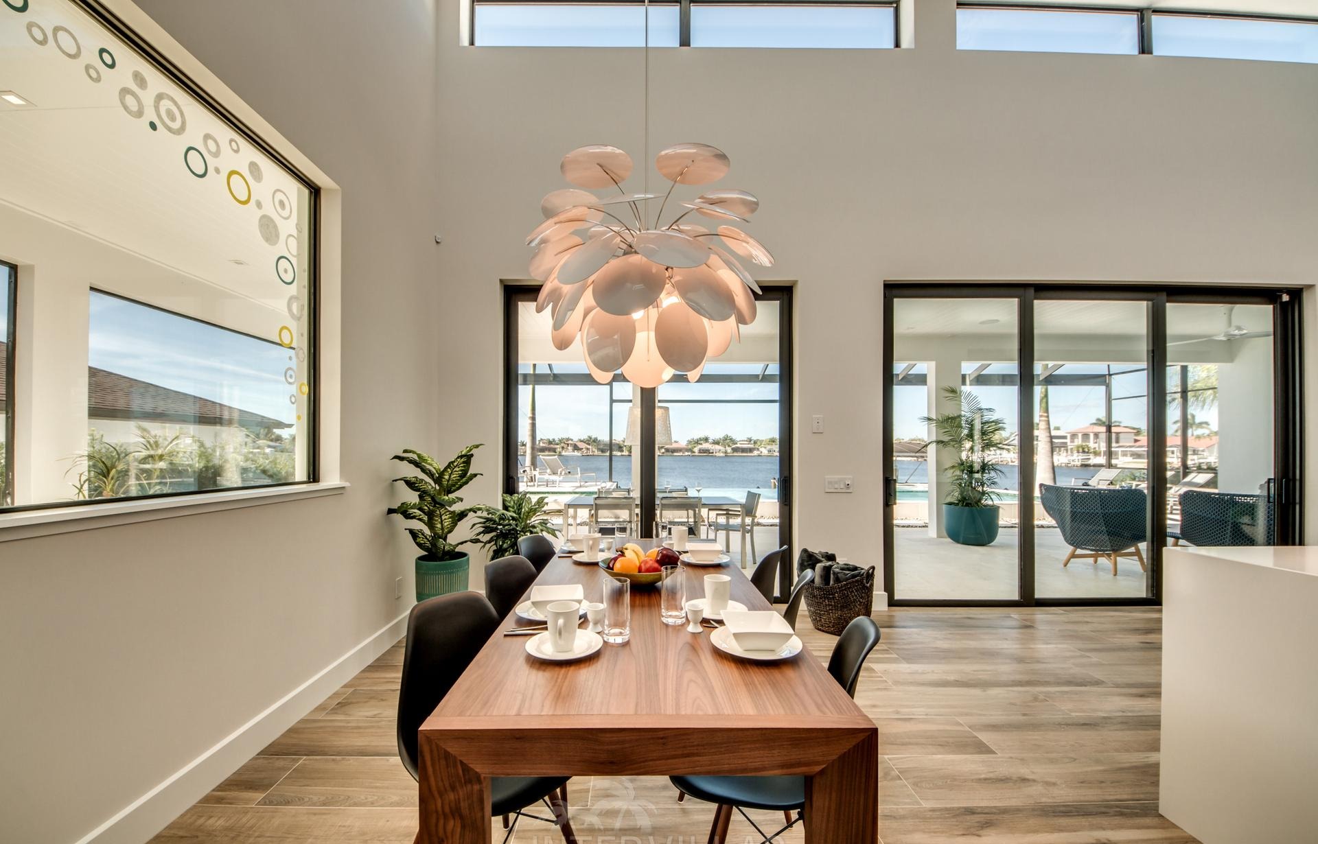 Pool- und Terrassenbereich am Kanal mit privatem Dock und Wasserblick.