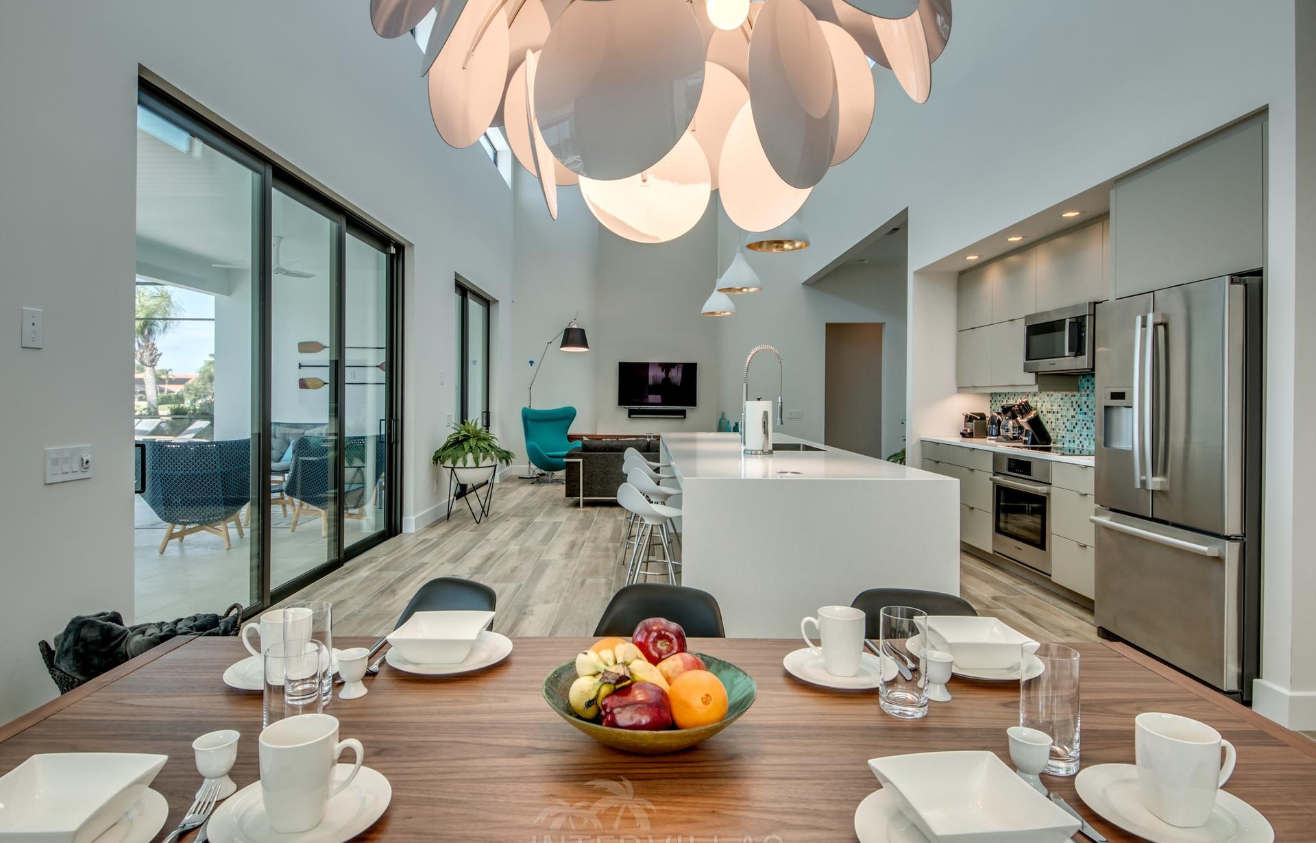 Westlich ausgerichteter Pool mit Spa und Blick auf den Kanal mit privatem Bootssteg.