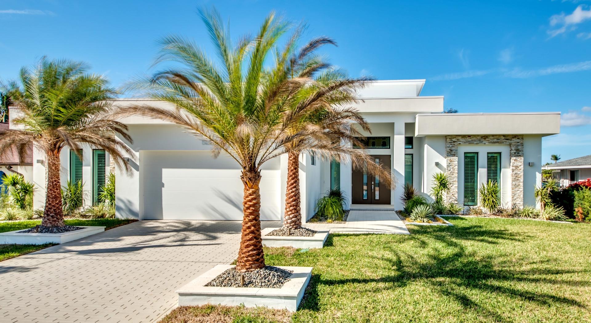 Moderne Villa am Kanal mit privatem Pool und Spa.