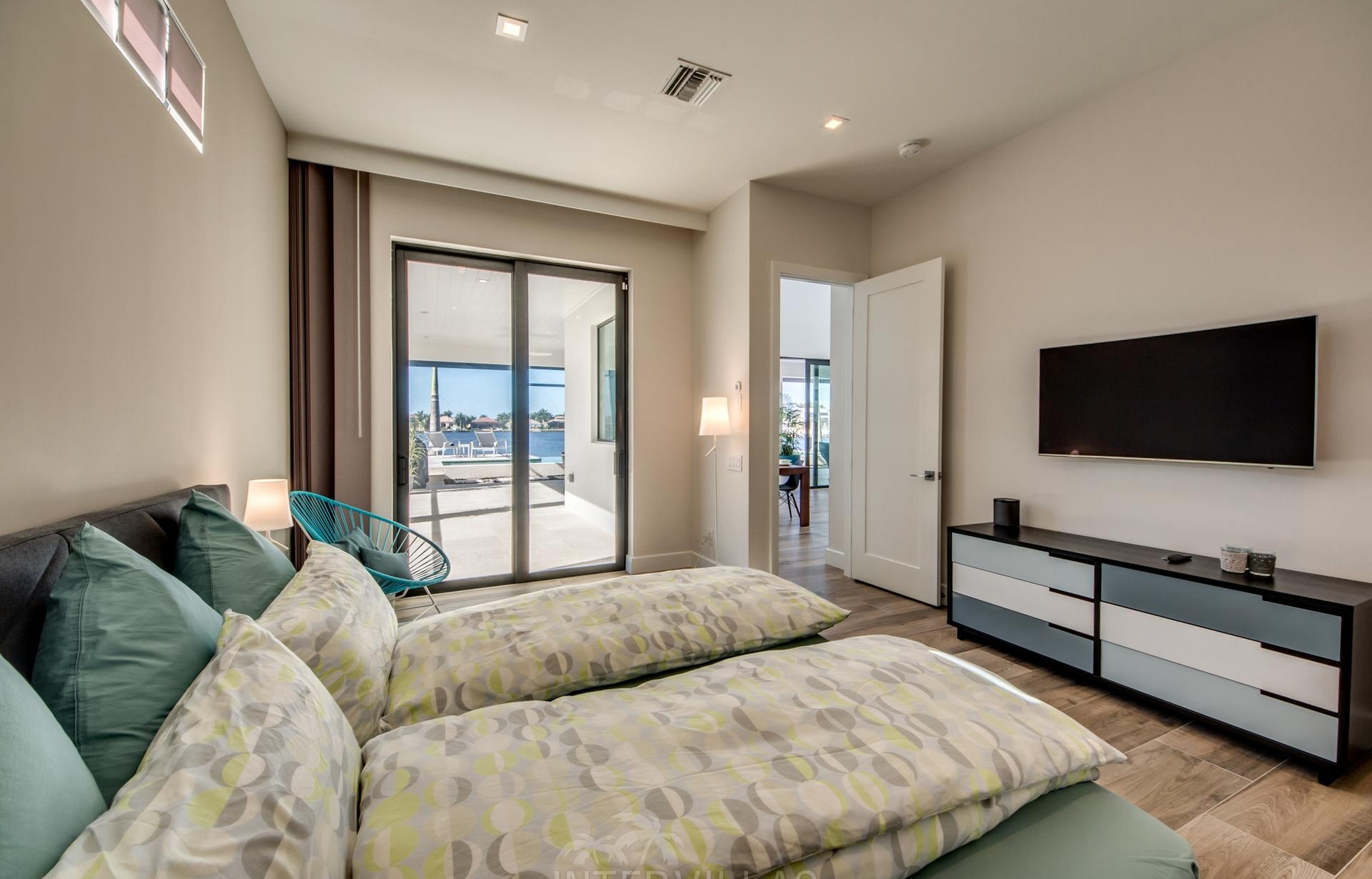 Westlich ausgerichteter Pool- und Spa-Bereich am Kanal mit privatem Dock.