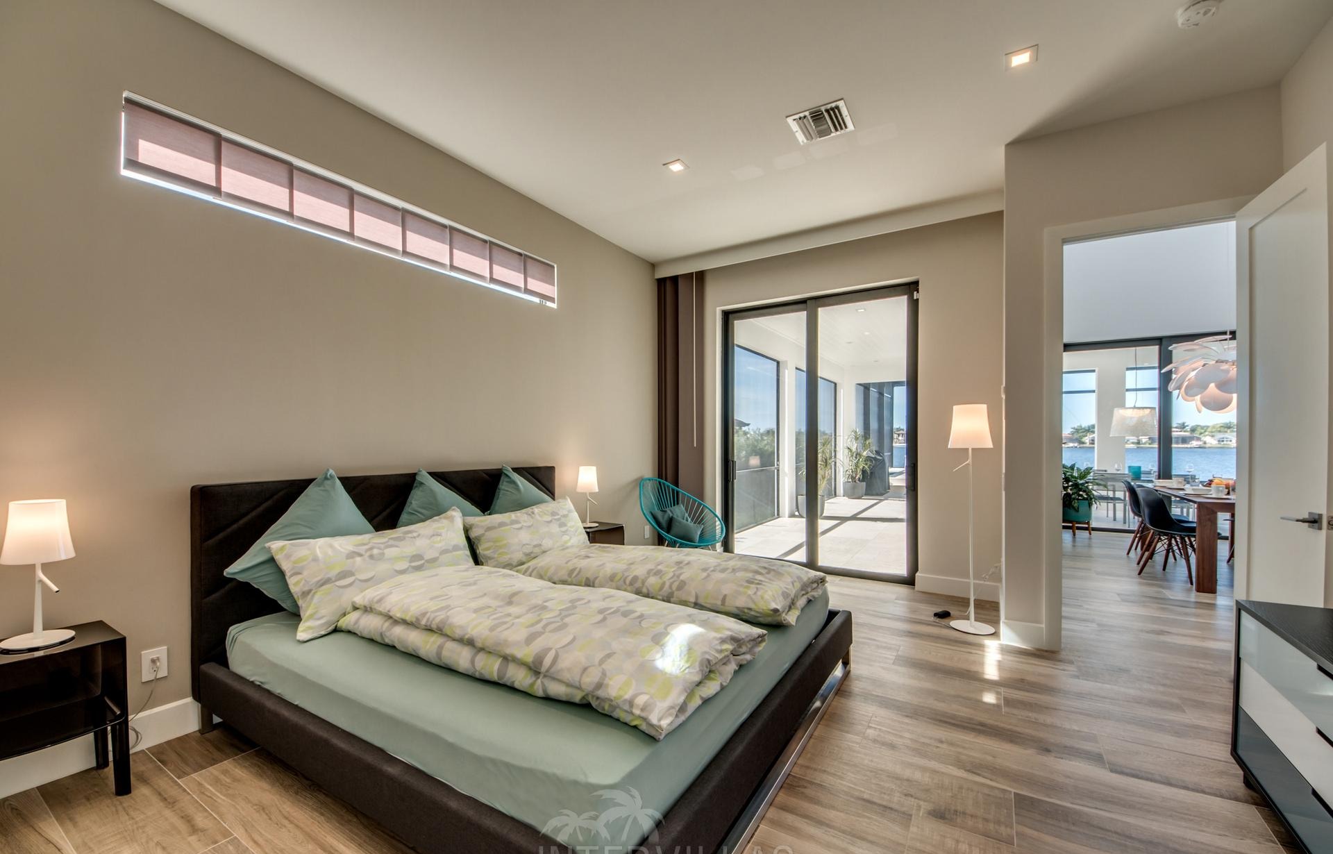 Westlich ausgerichteter Pool mit Spa/Jacuzzi am Kanal mit privatem Bootssteg.