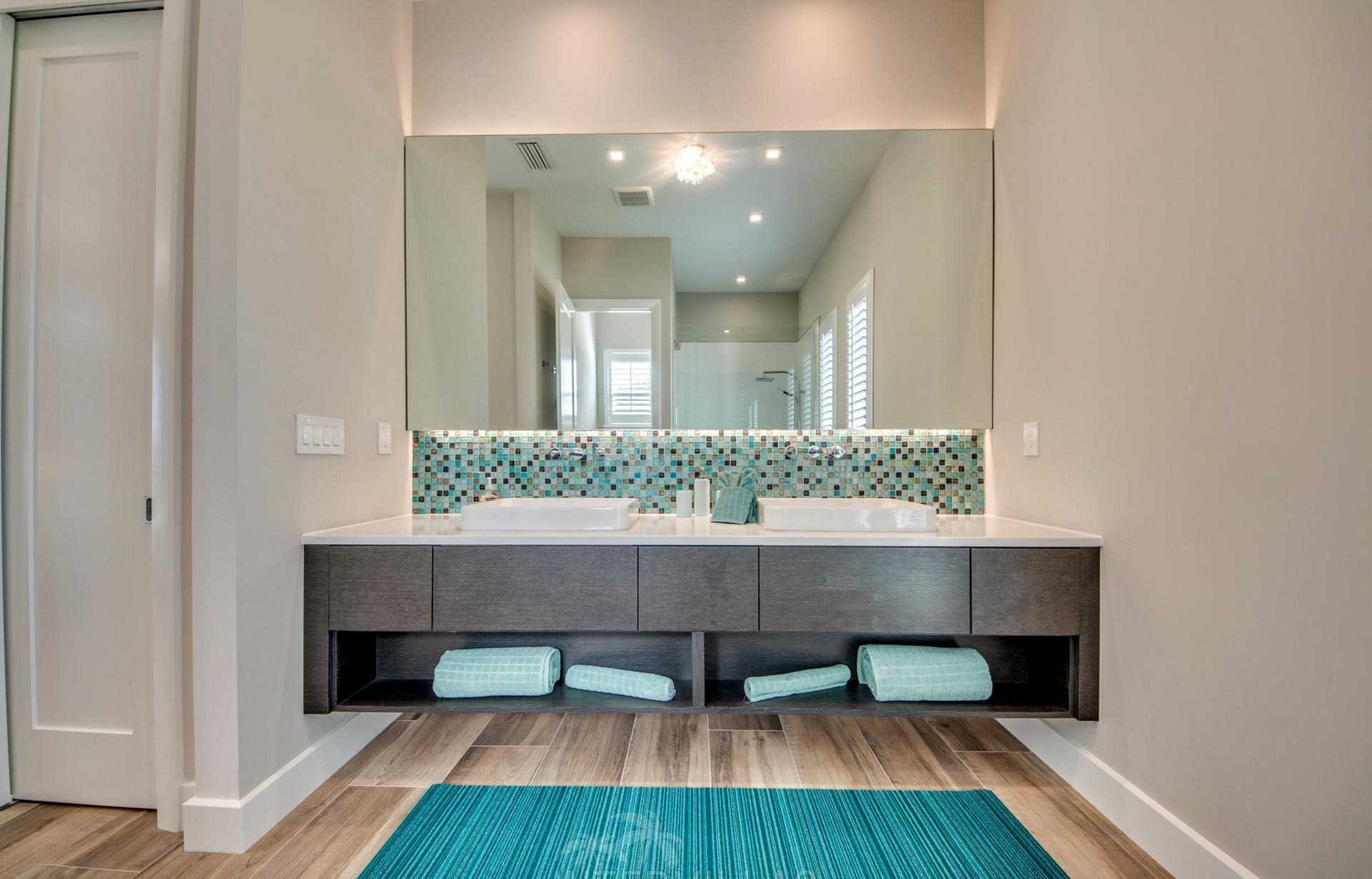 Westlich ausgerichteter Pool- und Spa-Bereich am Kanal mit privatem Dock.