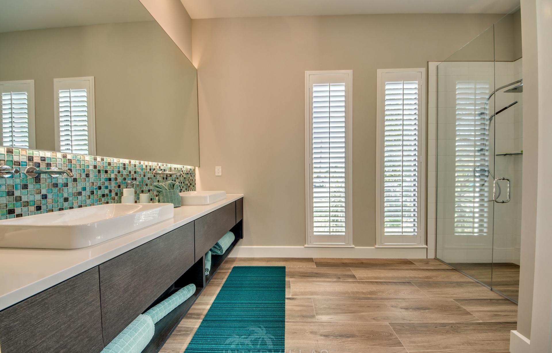 Westlich ausgerichteter Pool mit Spa und Blick auf den Kanal am eigenen Bootsdock.