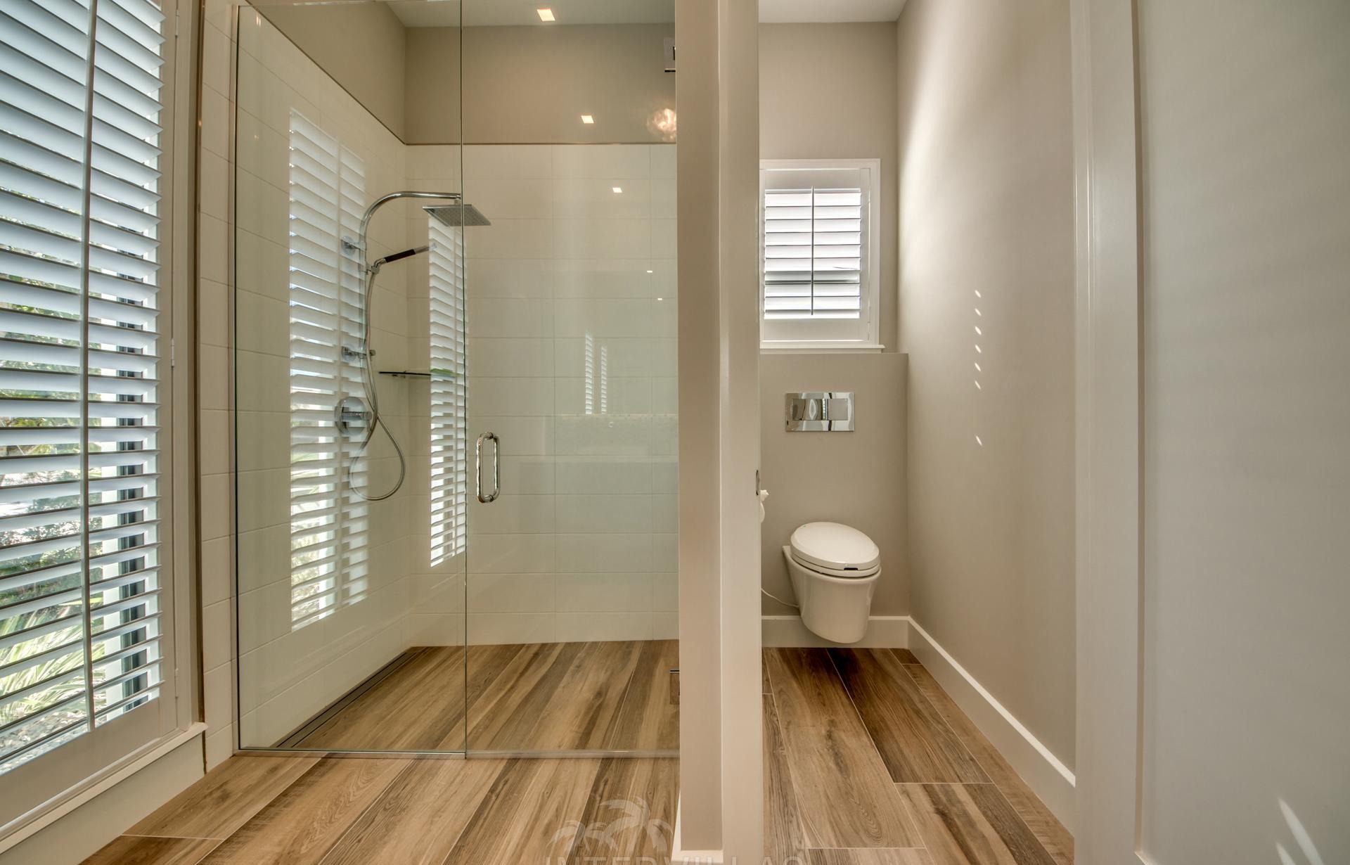 Außenbereich mit Pool und Spa am Kanal mit privatem Bootsdock.