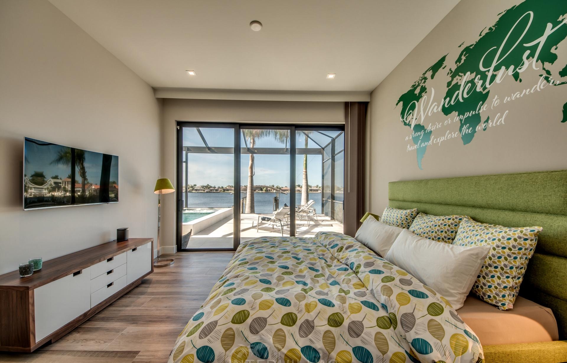 Moderne Villa am Kanal mit Pool, Spa und privatem Bootsdock.