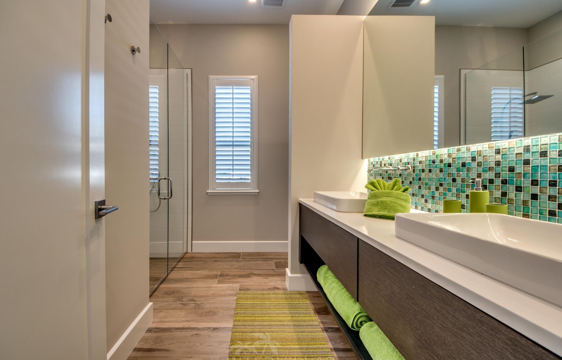 Moderne Villa am Kanal mit Pool, Spa und privatem Bootssteg.