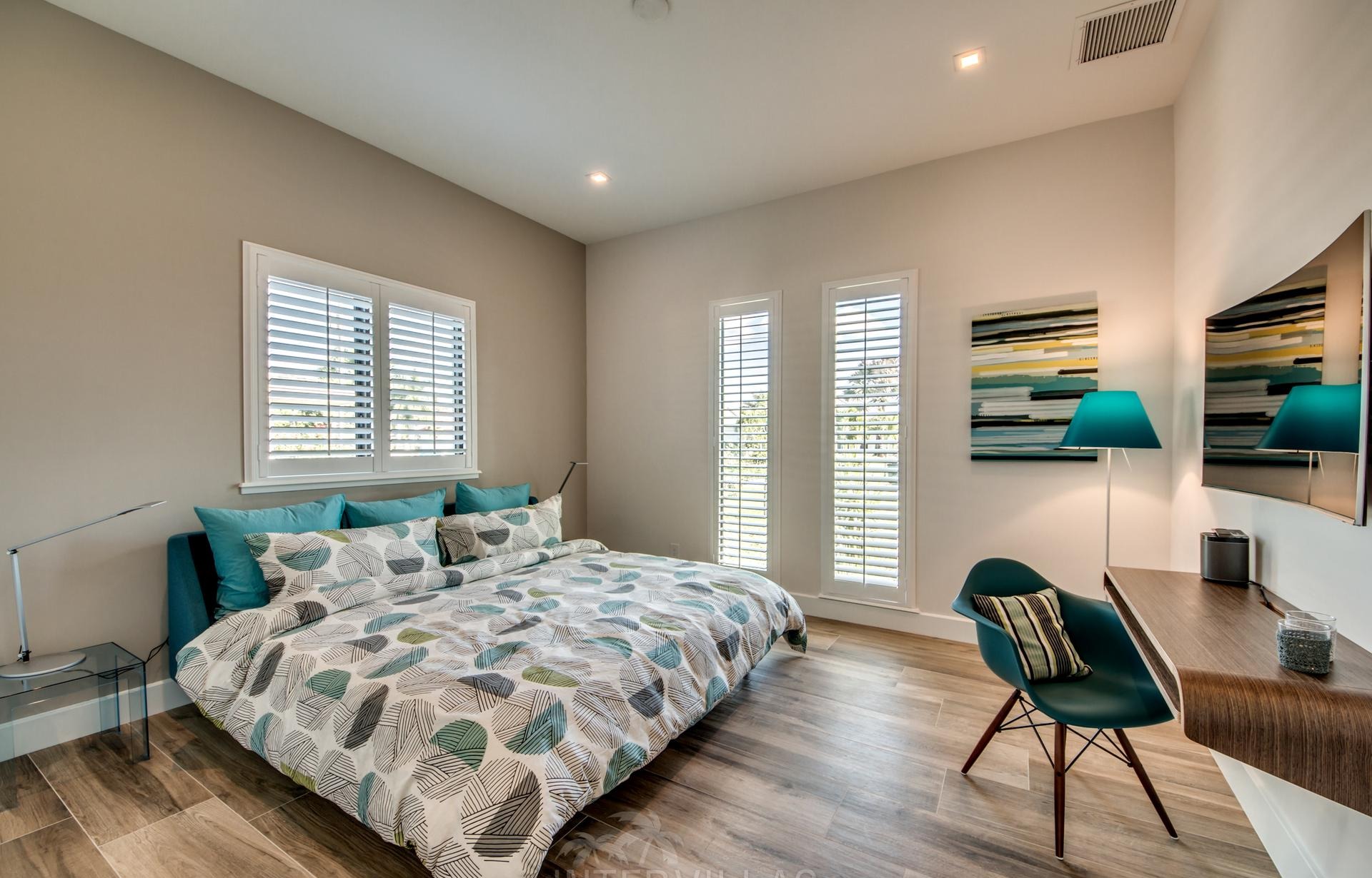 Westlich ausgerichteter Salzwasserpool mit Spa am Kanal und privatem Dock.