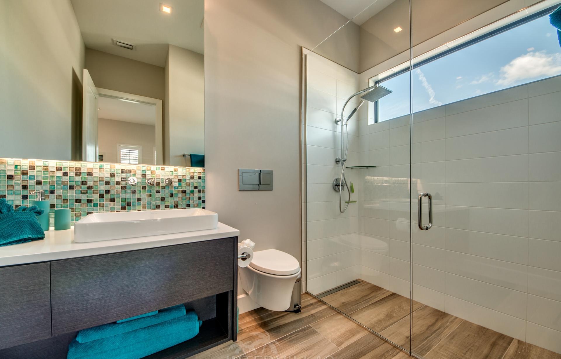 Moderne Villa am Kanal mit privatem Dock, Pool und Spa.