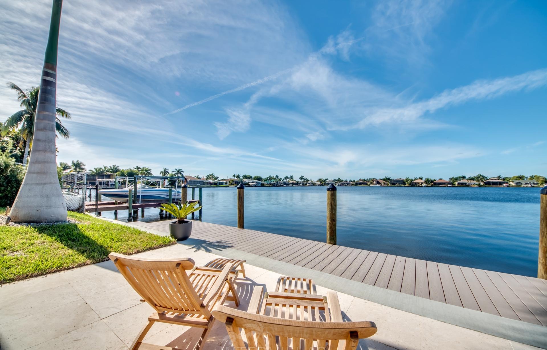 Moderne Villa am Kanal mit privatem Pool und Spa.