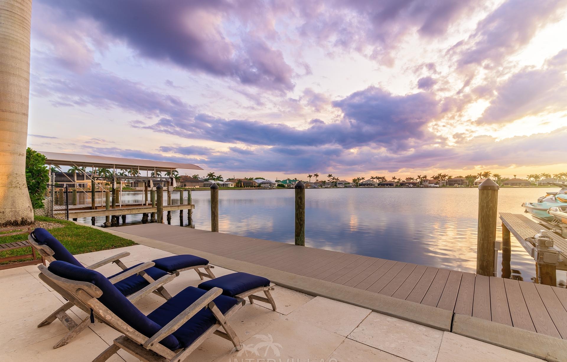 Westlich ausgerichteter Pool mit Spa/Jacuzzi und Blick auf den Kanal mit privatem Bootssteg.