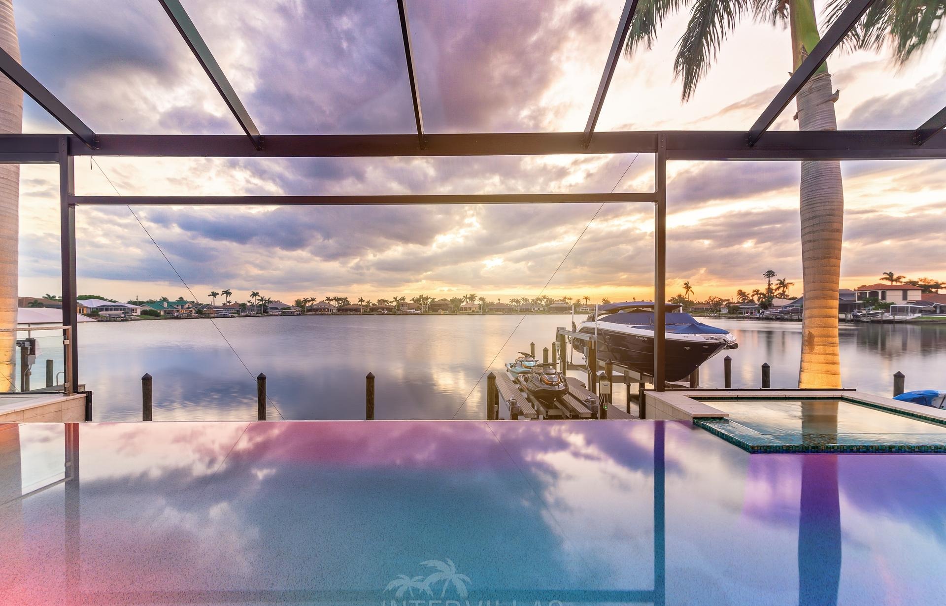 Pool- und Spa-Bereich am Kanal mit privatem Bootssteg und Wasserblick.