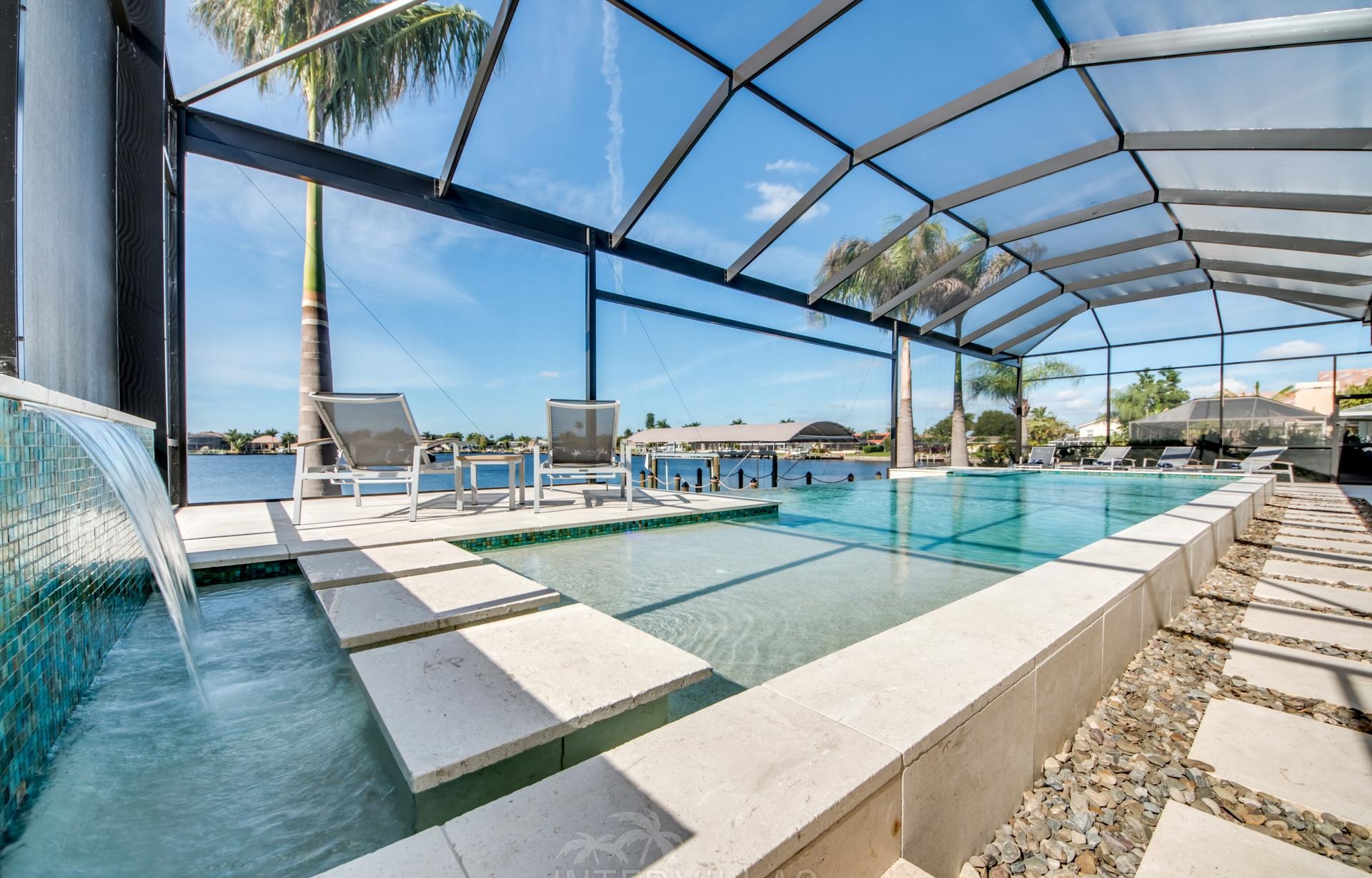 Moderne Villa am Kanal mit privatem Dock, Pool und Spa.