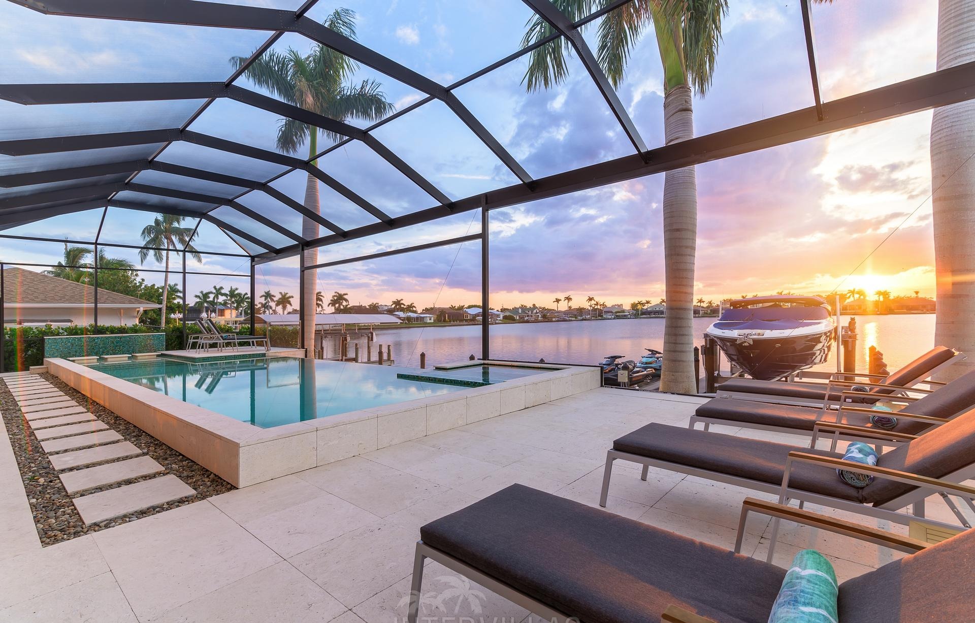 Moderne Villa am Kanal mit privatem Pool, Spa und Bootsdock.