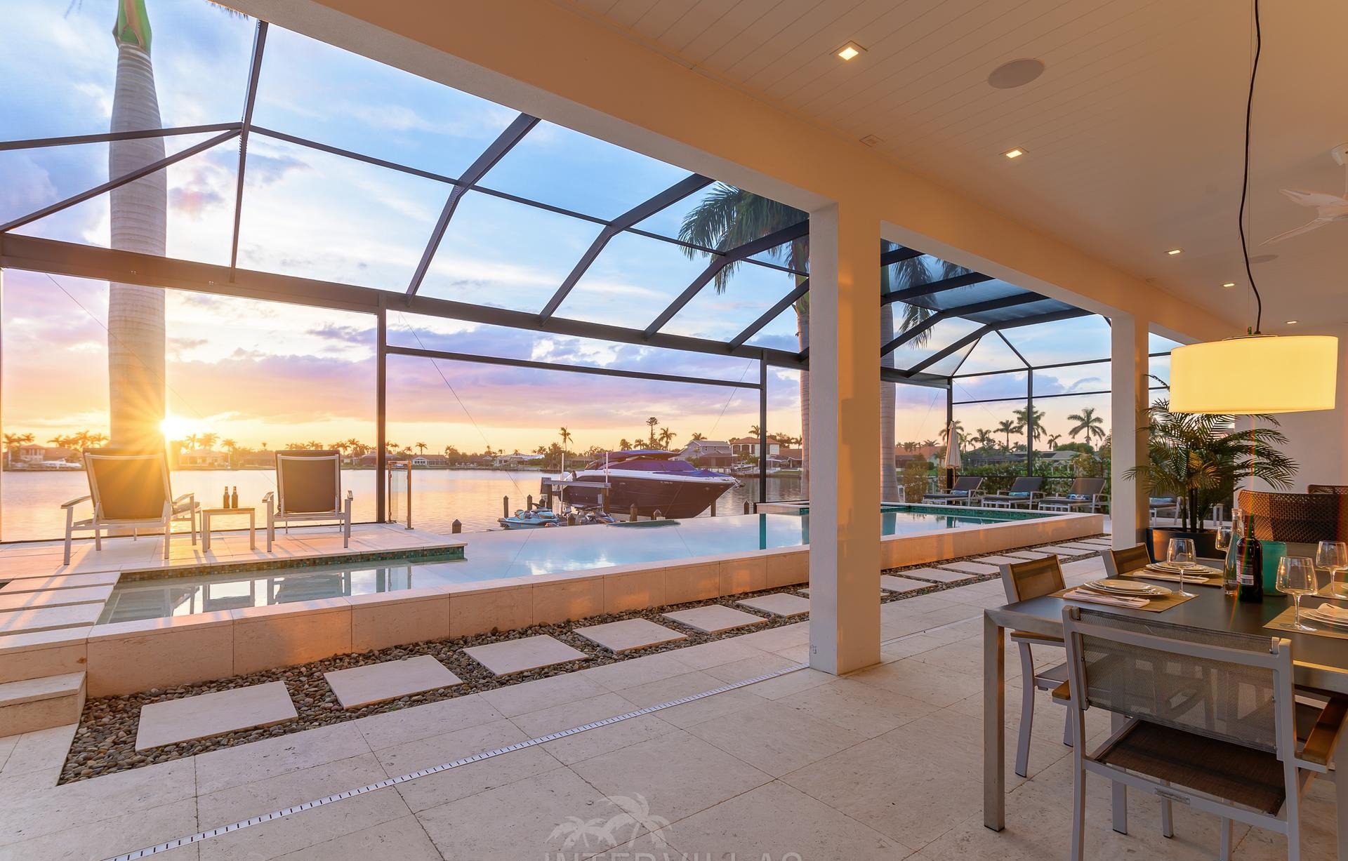 Westlich ausgerichteter Salzwasserpool mit Spa/Jacuzzi und Blick auf den Kanal mit privatem Bootsdock.