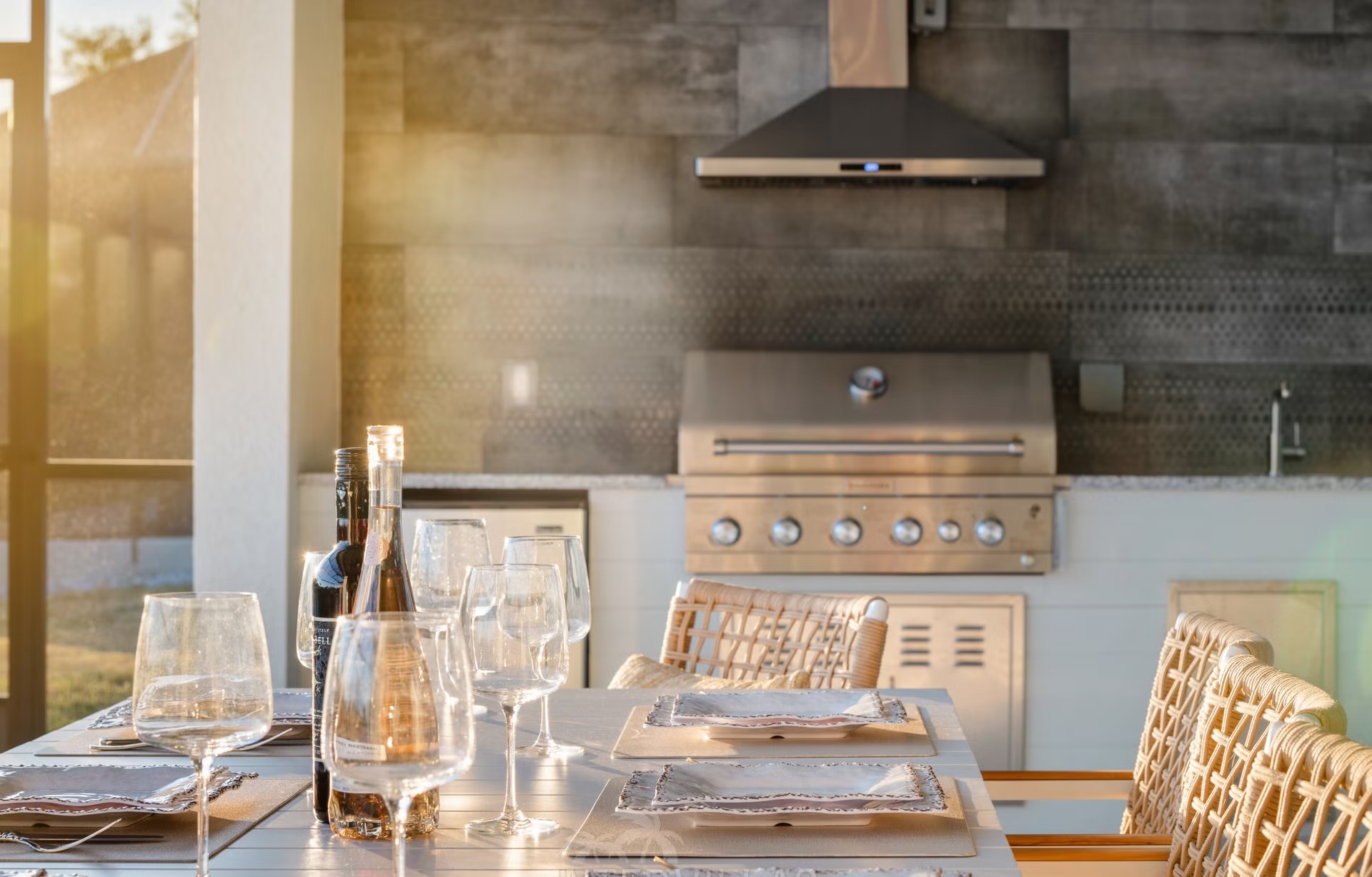 Moderne Villa am Kanal mit beheiztem Salzwasserpool und Spa/Jacuzzi.