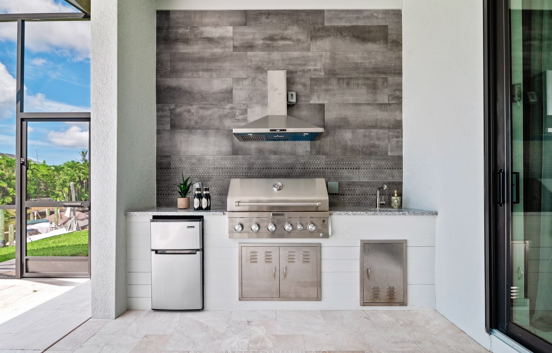 Beheizter Salzwasserpool mit Spa/Jacuzzi auf der Terrasse am Kanal.