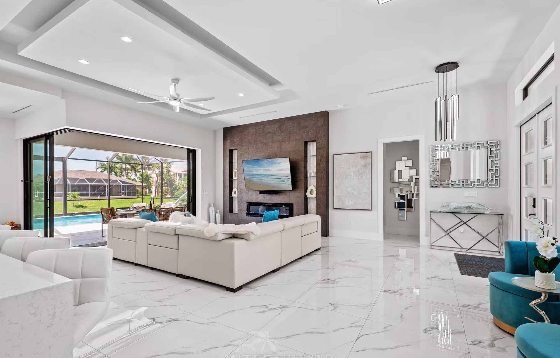 Moderne Villa am Kanal mit beheiztem Salzwasserpool und Spa/Jacuzzi.