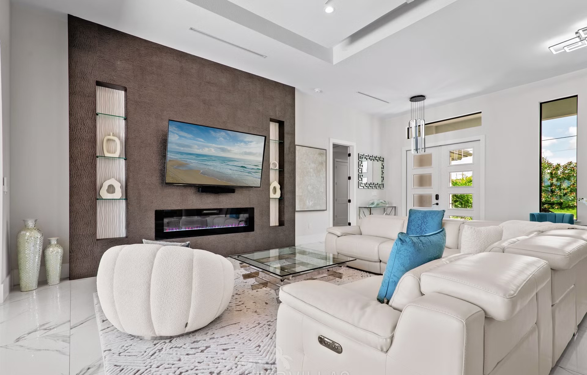 Moderne Villa am Kanal mit beheiztem Salzwasserpool und Outdoor-Spa.