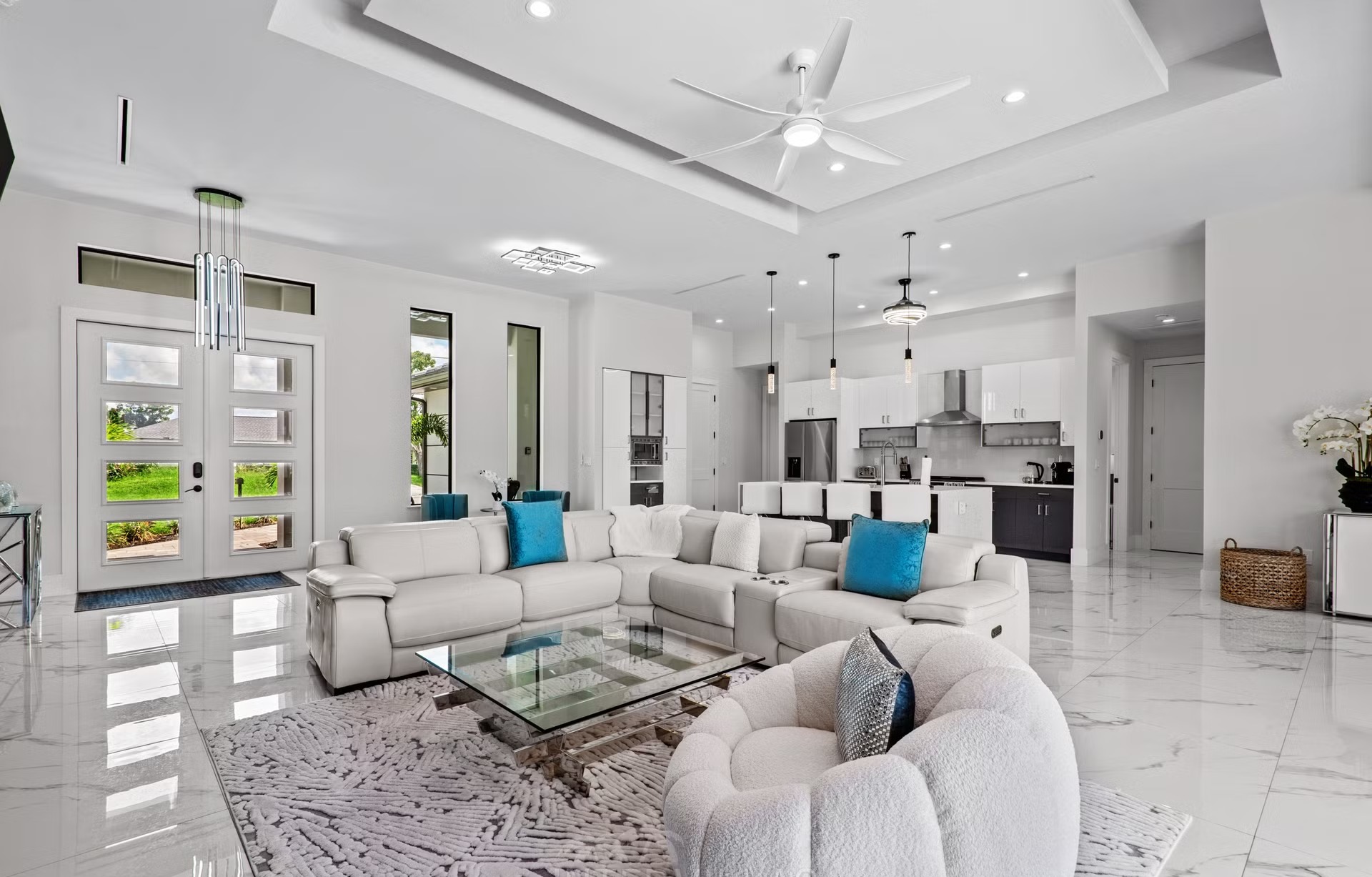 Moderne Villa am Kanal mit beheiztem Salzwasserpool und Spa/Jacuzzi.