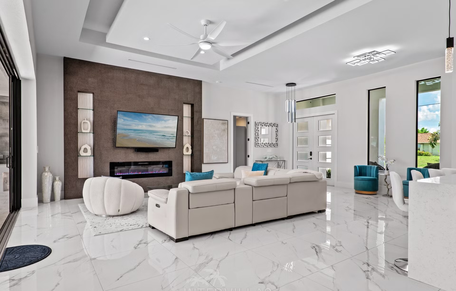 Moderne Villa am Kanal mit beheiztem Salzwasserpool, Spa und Bootsanlegestelle.