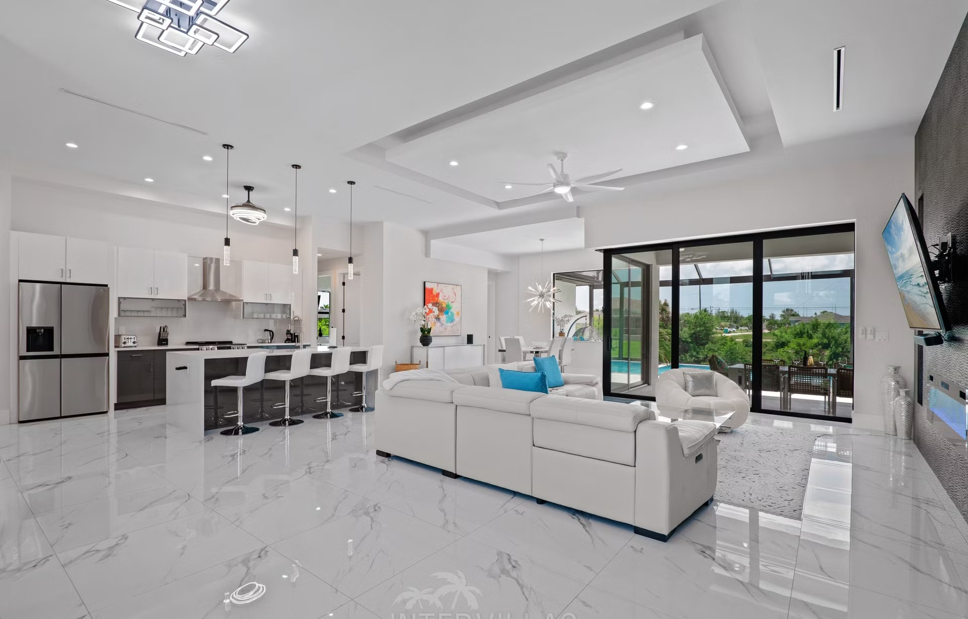 Beheizter Salzwasserpool mit Spa/Jacuzzi auf der Terrasse am Kanal.