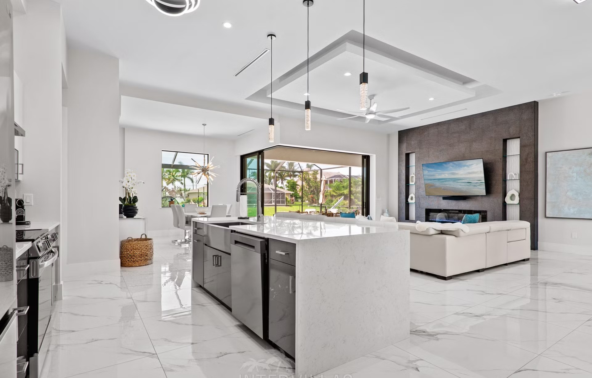 Beheizter Salzwasserpool mit integriertem Spa/Jacuzzi auf der Terrasse am Kanal.