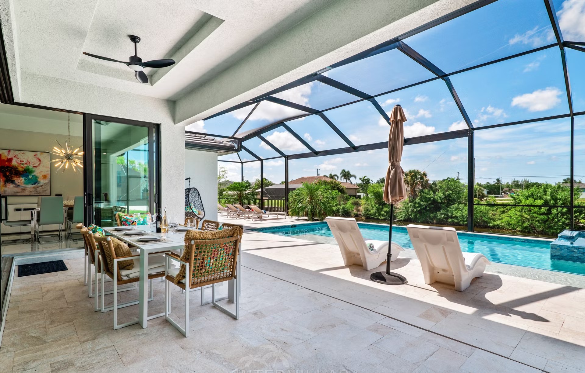 Moderne Villa am Kanal mit beheiztem Salzwasserpool und Spa.