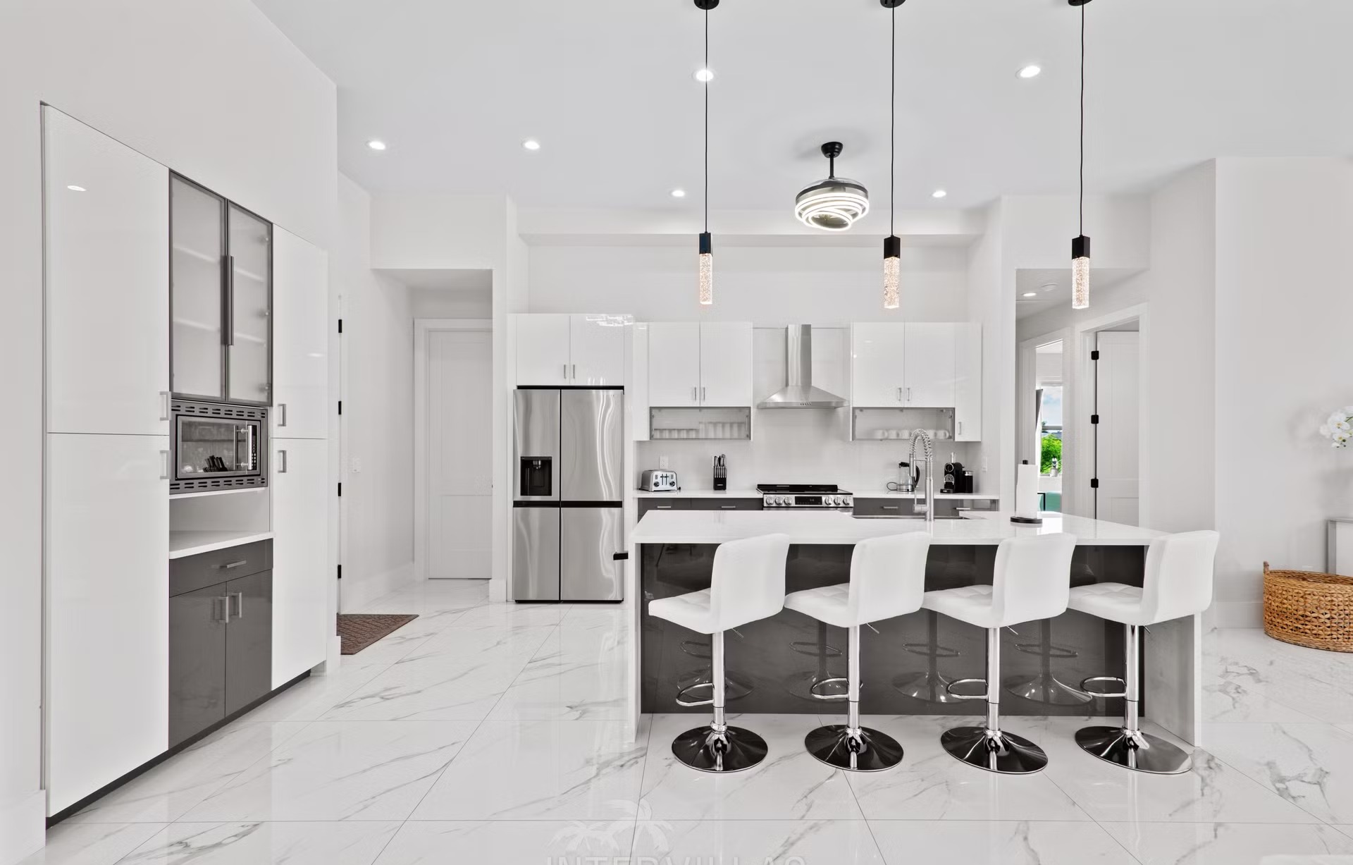 Beheizter Salzwasserpool mit Spa/Jacuzzi auf der Terrasse am Kanal.