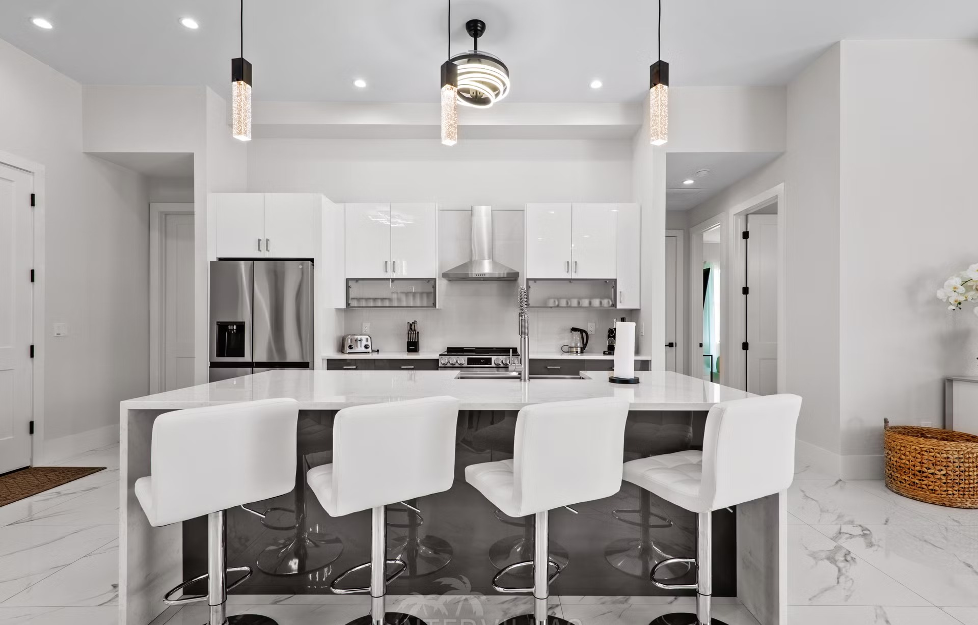 Moderne Villa am Kanal mit beheiztem Salzwasserpool und Outdoor-Spa.