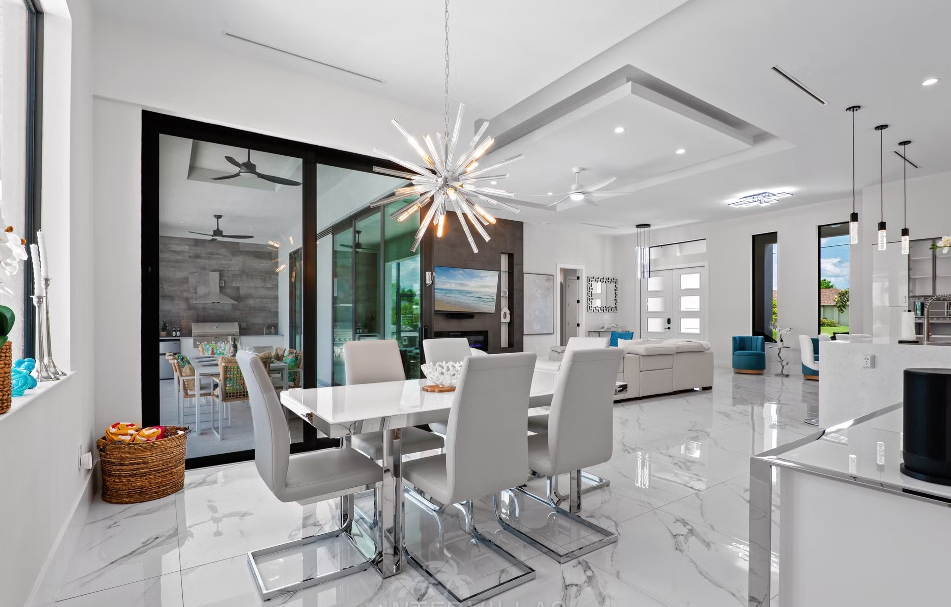 Moderne Villa am Kanal mit beheiztem Salzwasserpool und Spa/Jacuzzi.